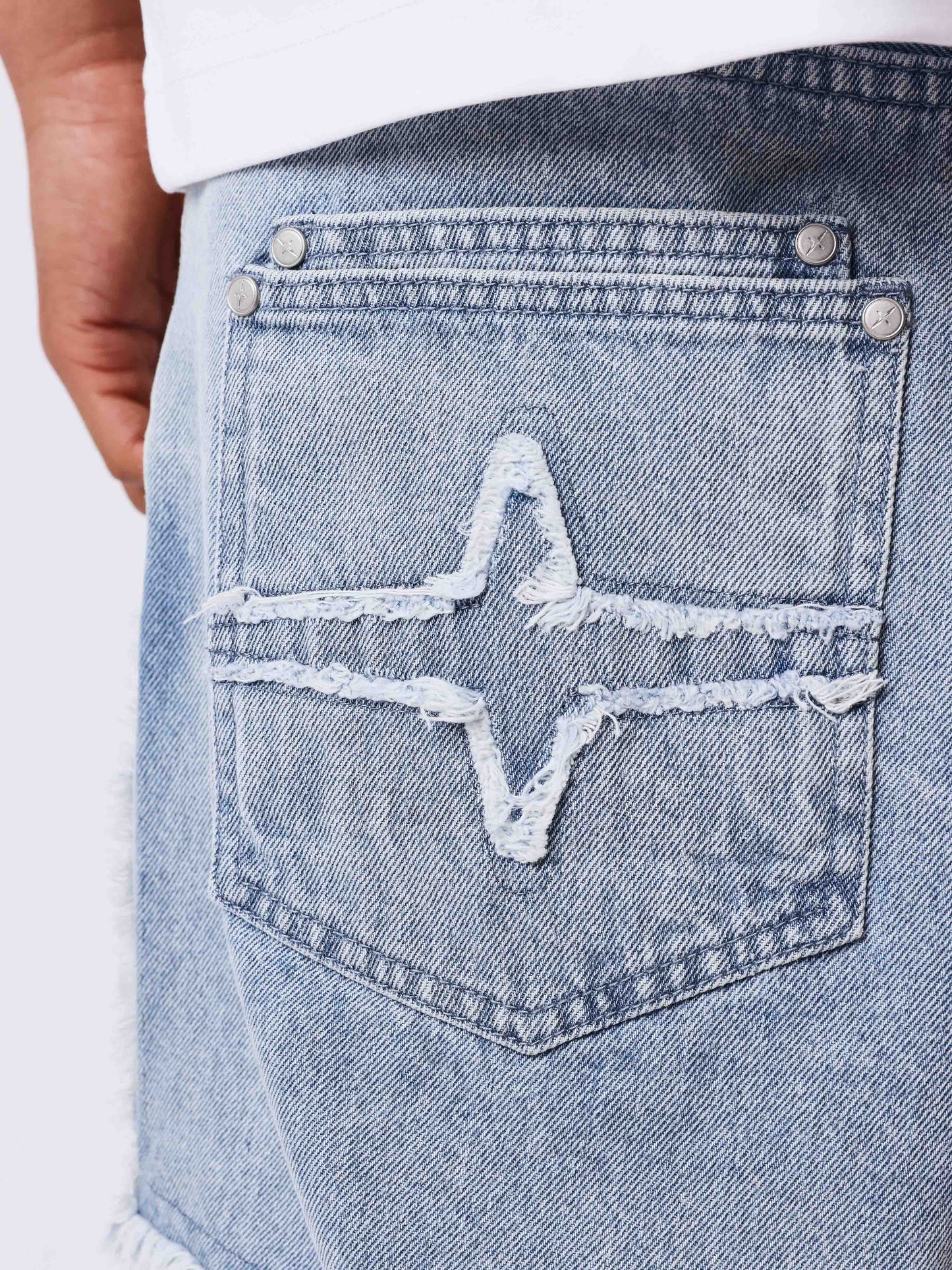 Short denim com detalhes desfiados PXP