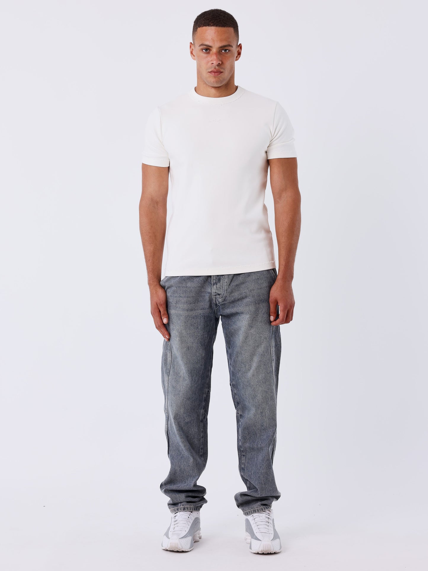 Jeans mit Used-Effekt und beweglichem Schnitt