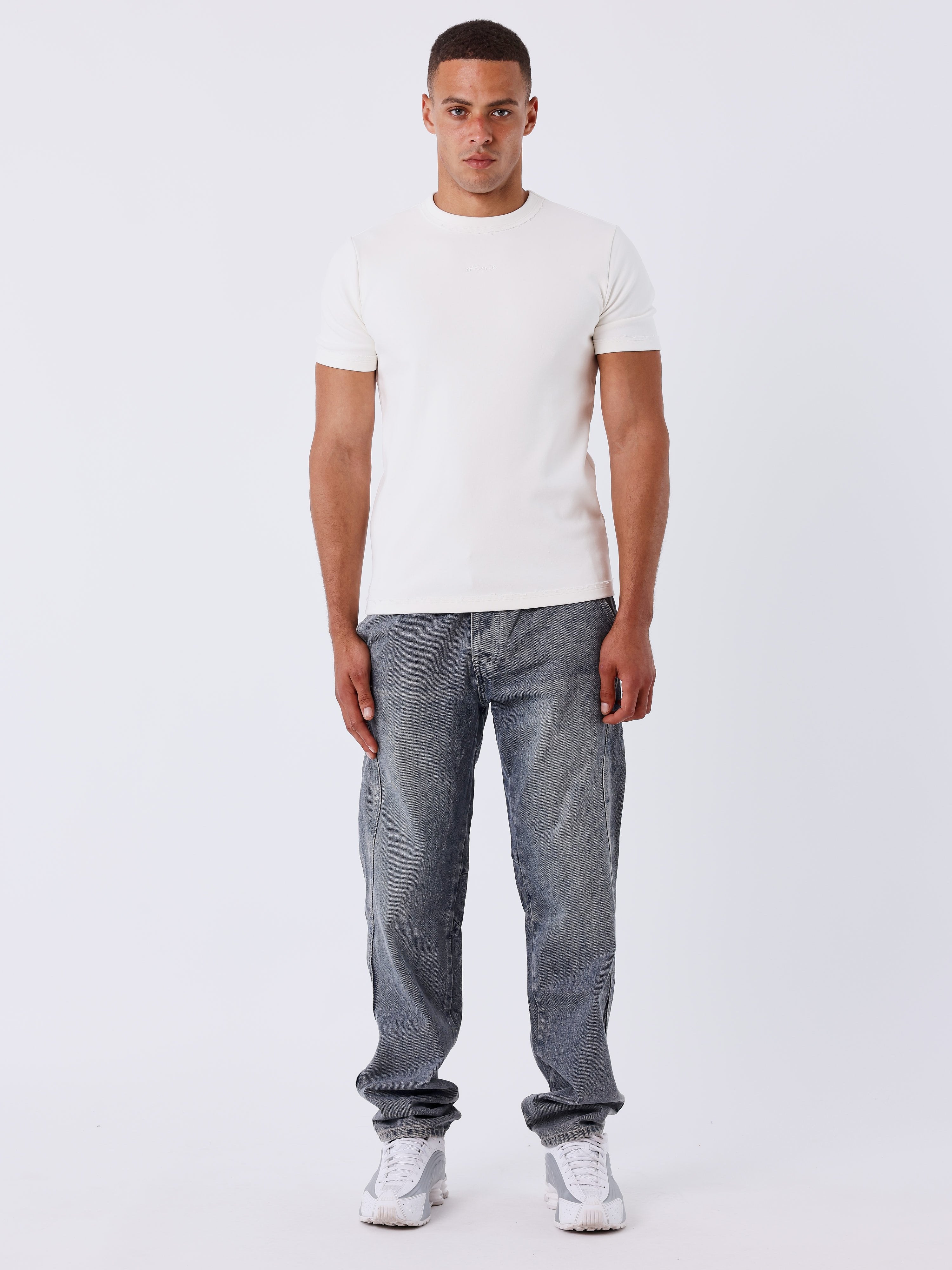 Jeans mit Used-Effekt und beweglichem Schnitt-1