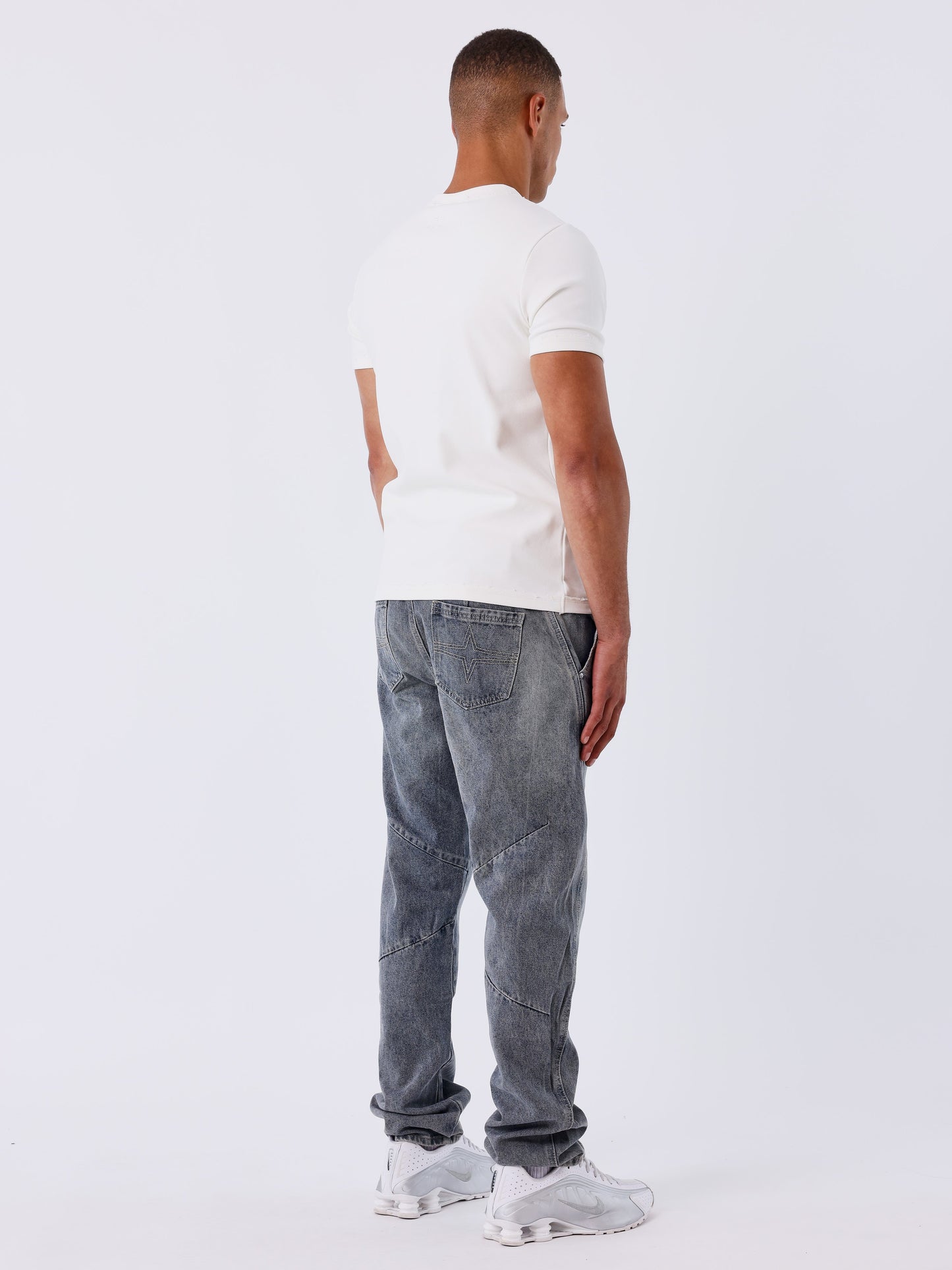 Jeans mit Used-Effekt und beweglichem Schnitt