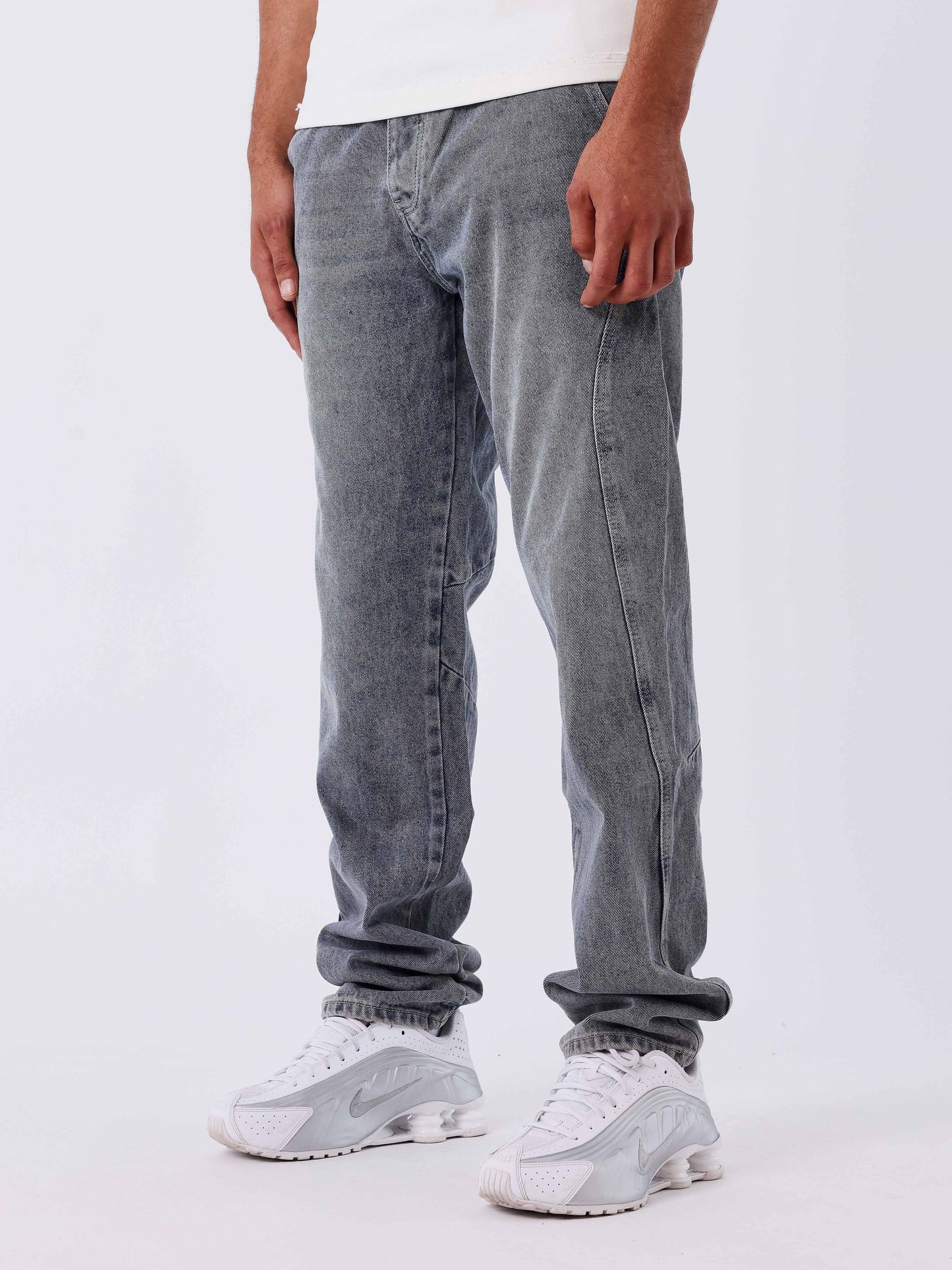 Jeans mit Used-Effekt und beweglichem Schnitt