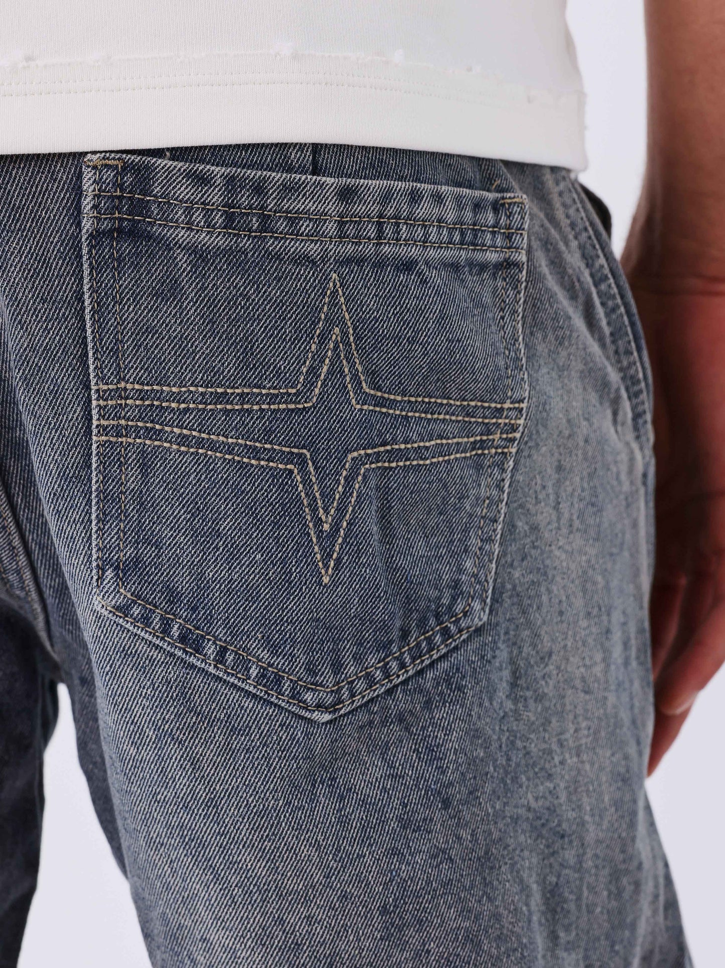 Jeans mit Used-Effekt und beweglichem Schnitt