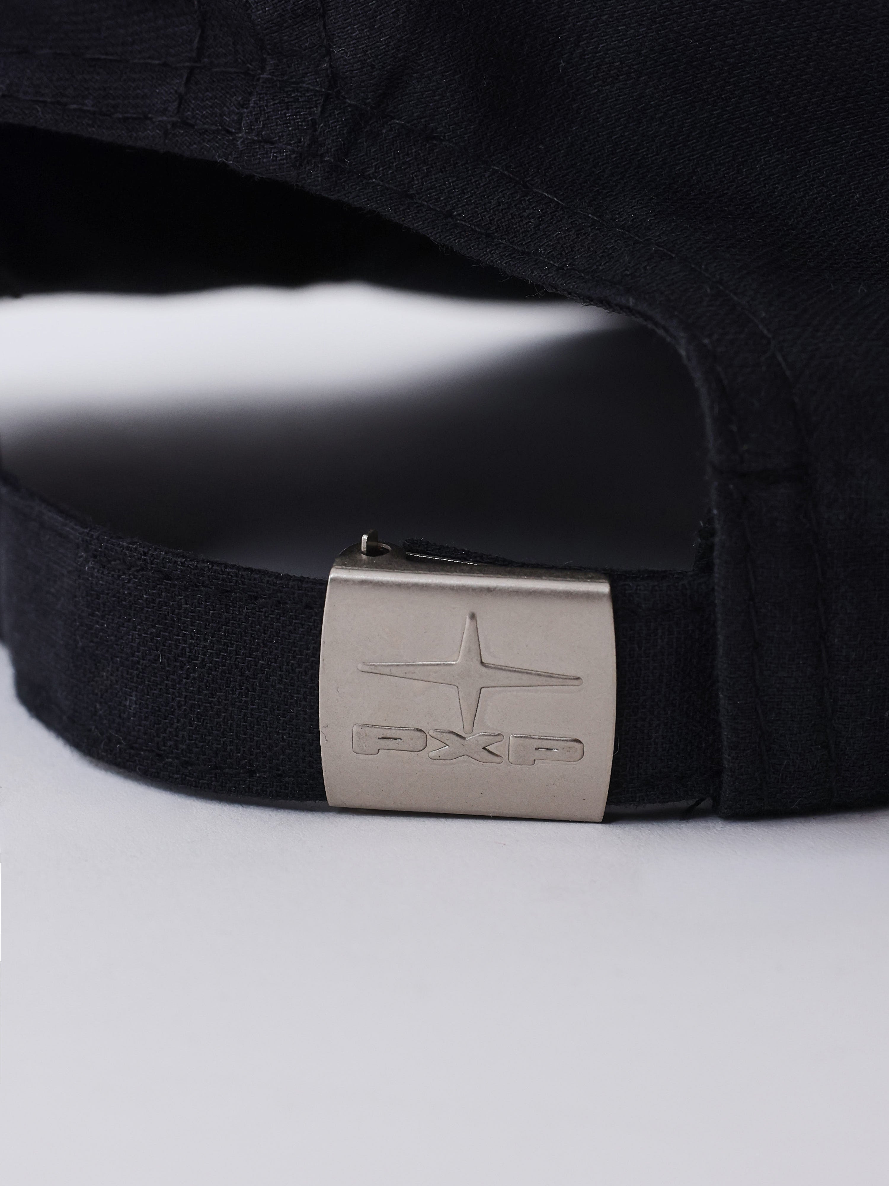 Kasket i lærred med metal logo-4