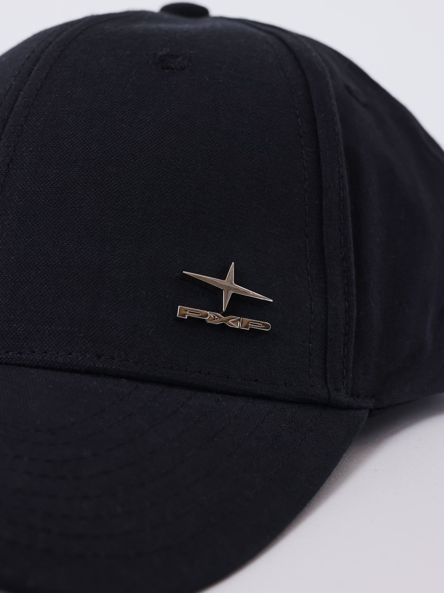 Kasket i lærred med metal logo