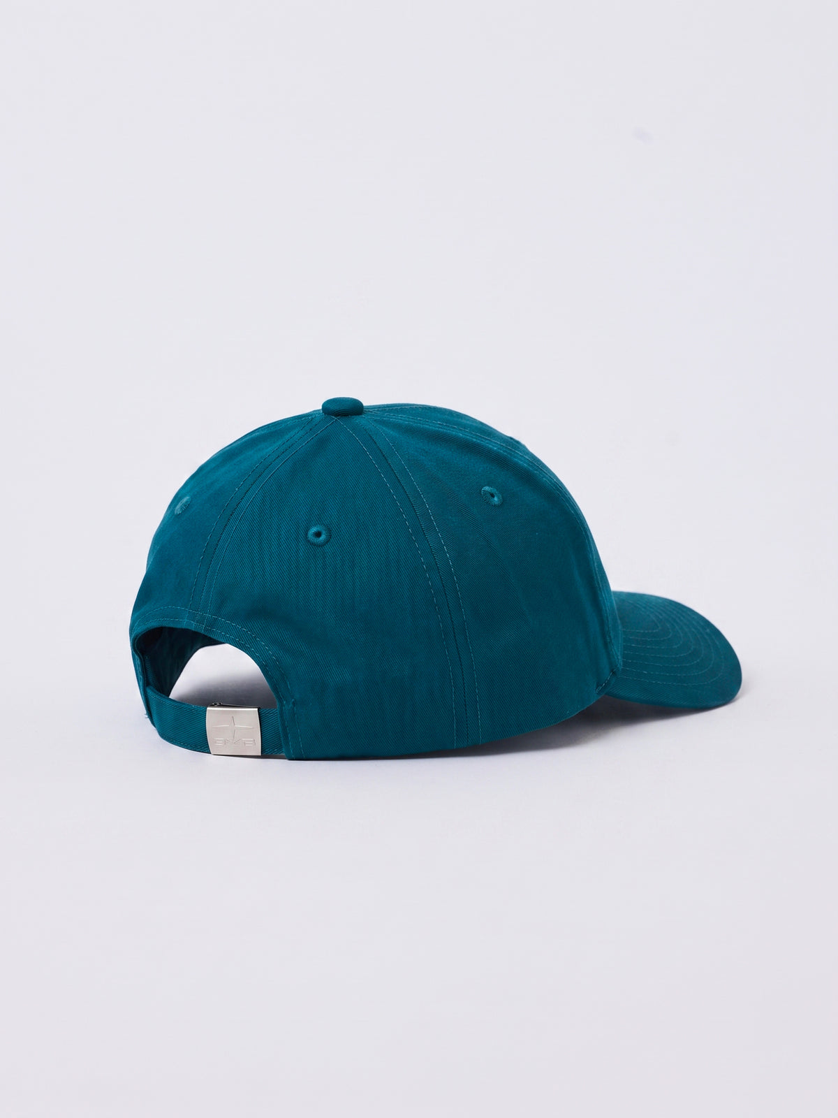 Canvas cap with metal logo