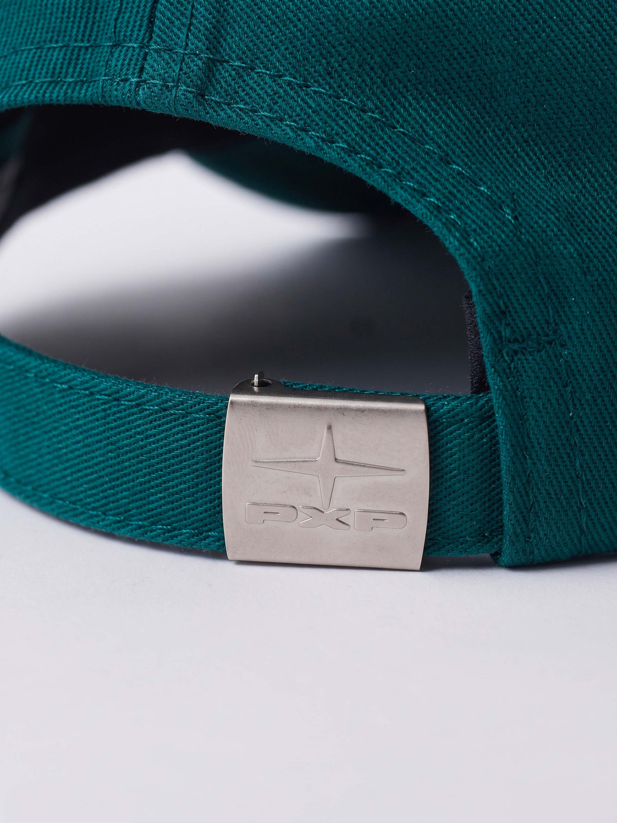Canvas cap with metal logo