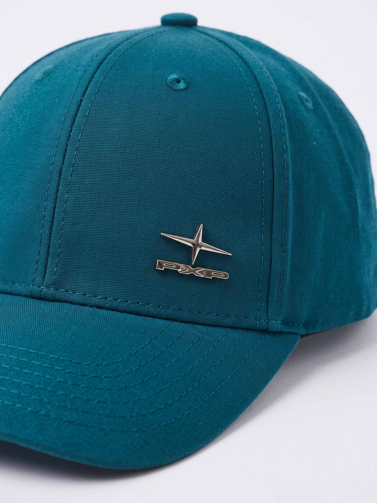 Canvas cap with metal logo