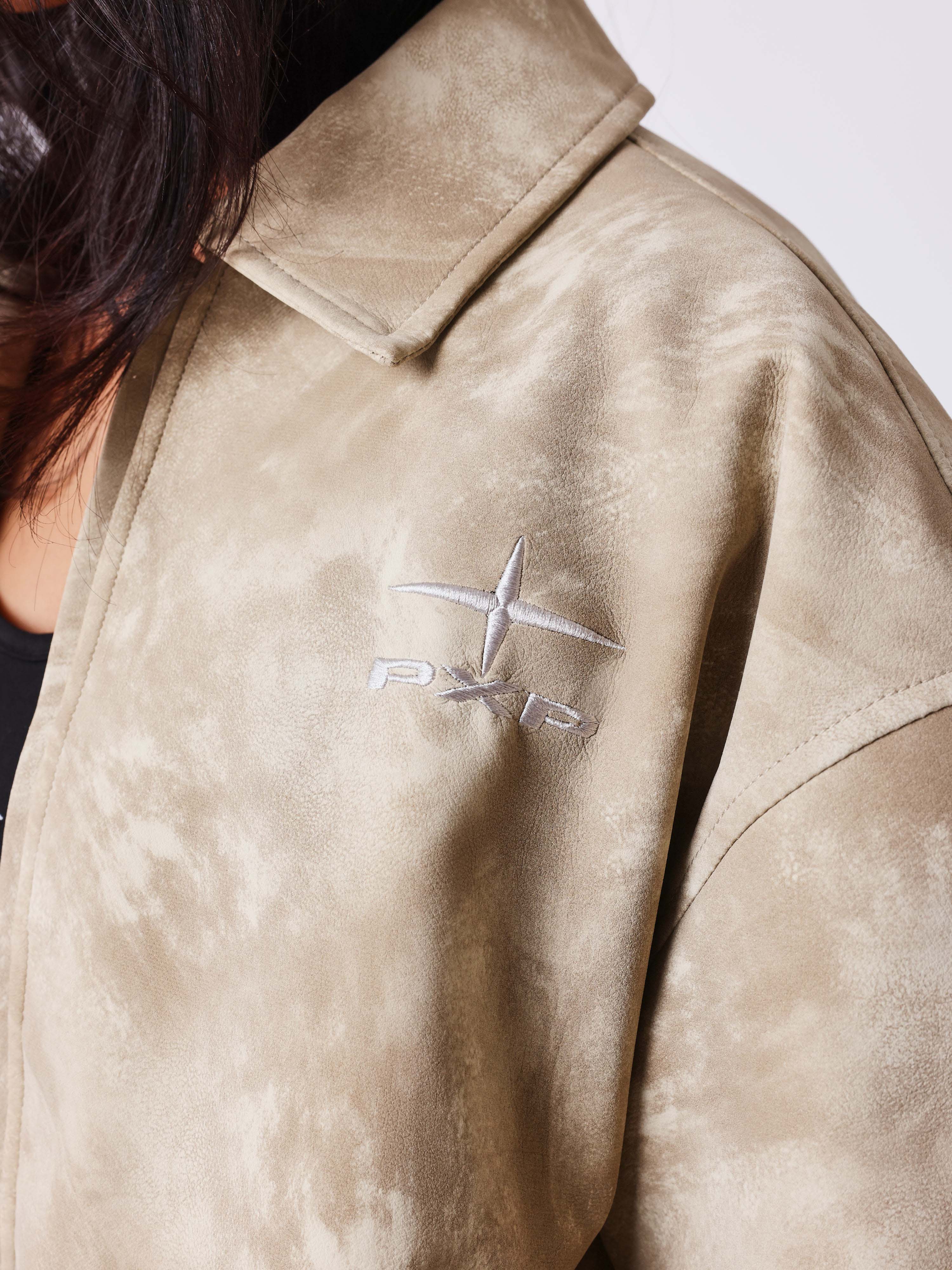 Edgy Jacke aus Kunstleder-4