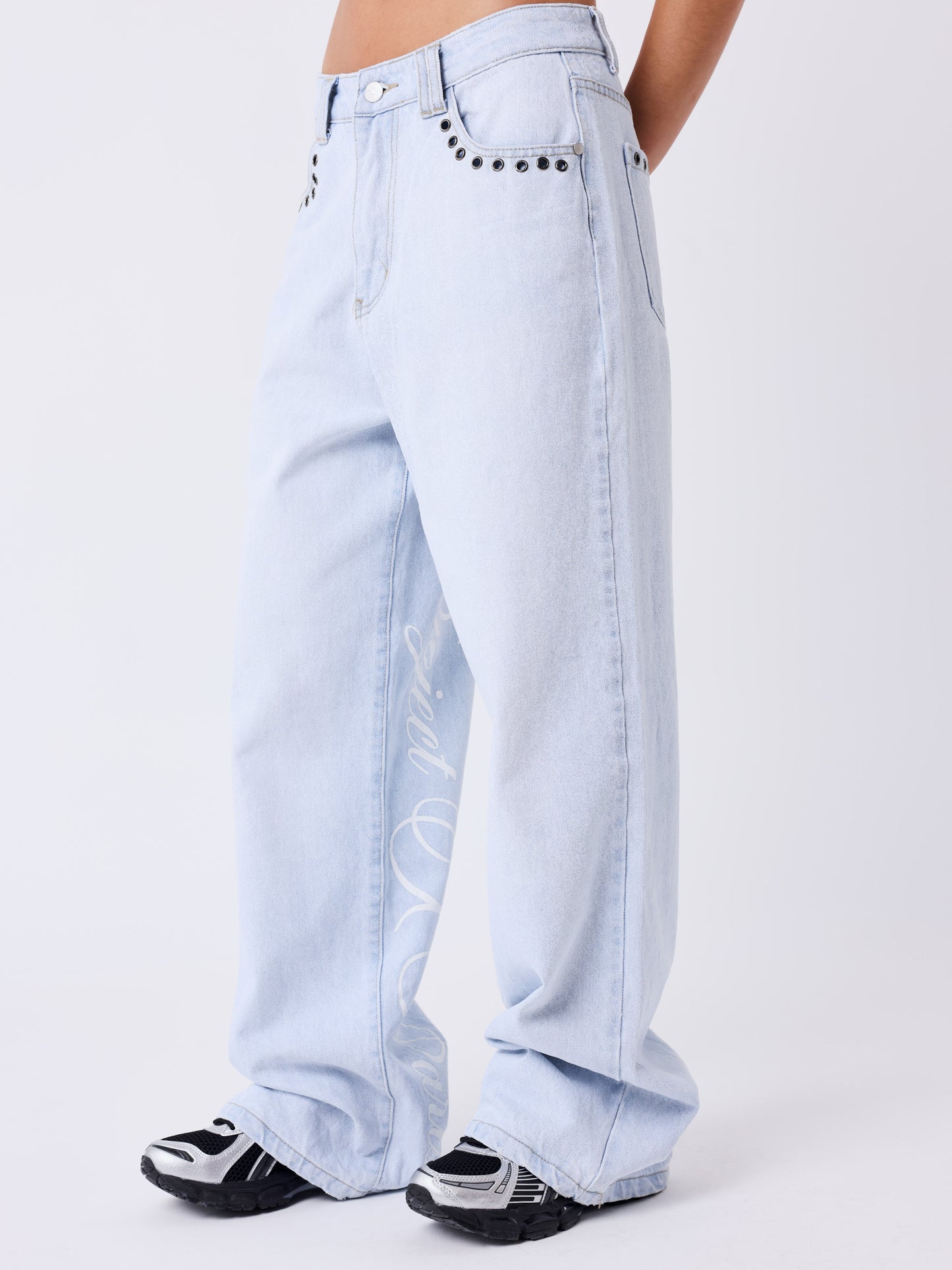 Jeans mit Ösen