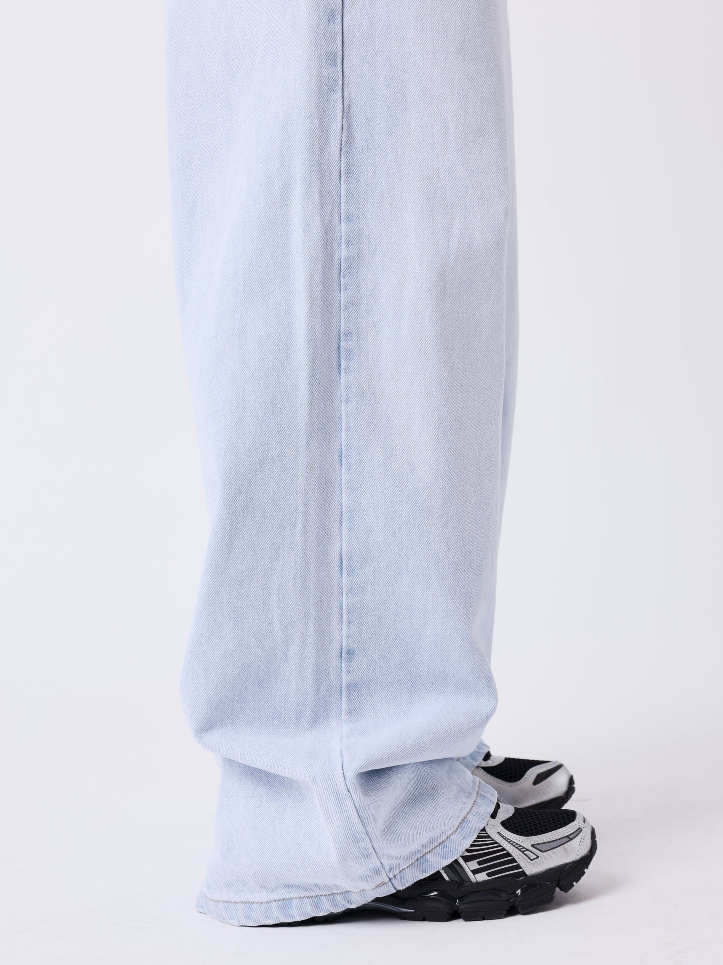 Jeans mit Ösen