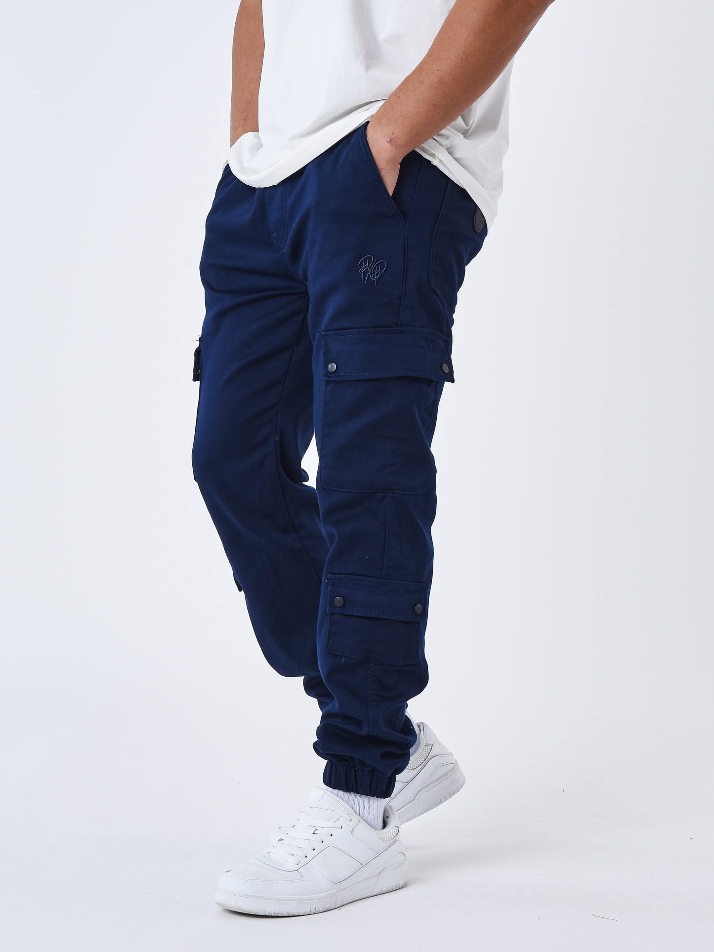 Pantalón cargo multi-bolsillos con ajuste elástico