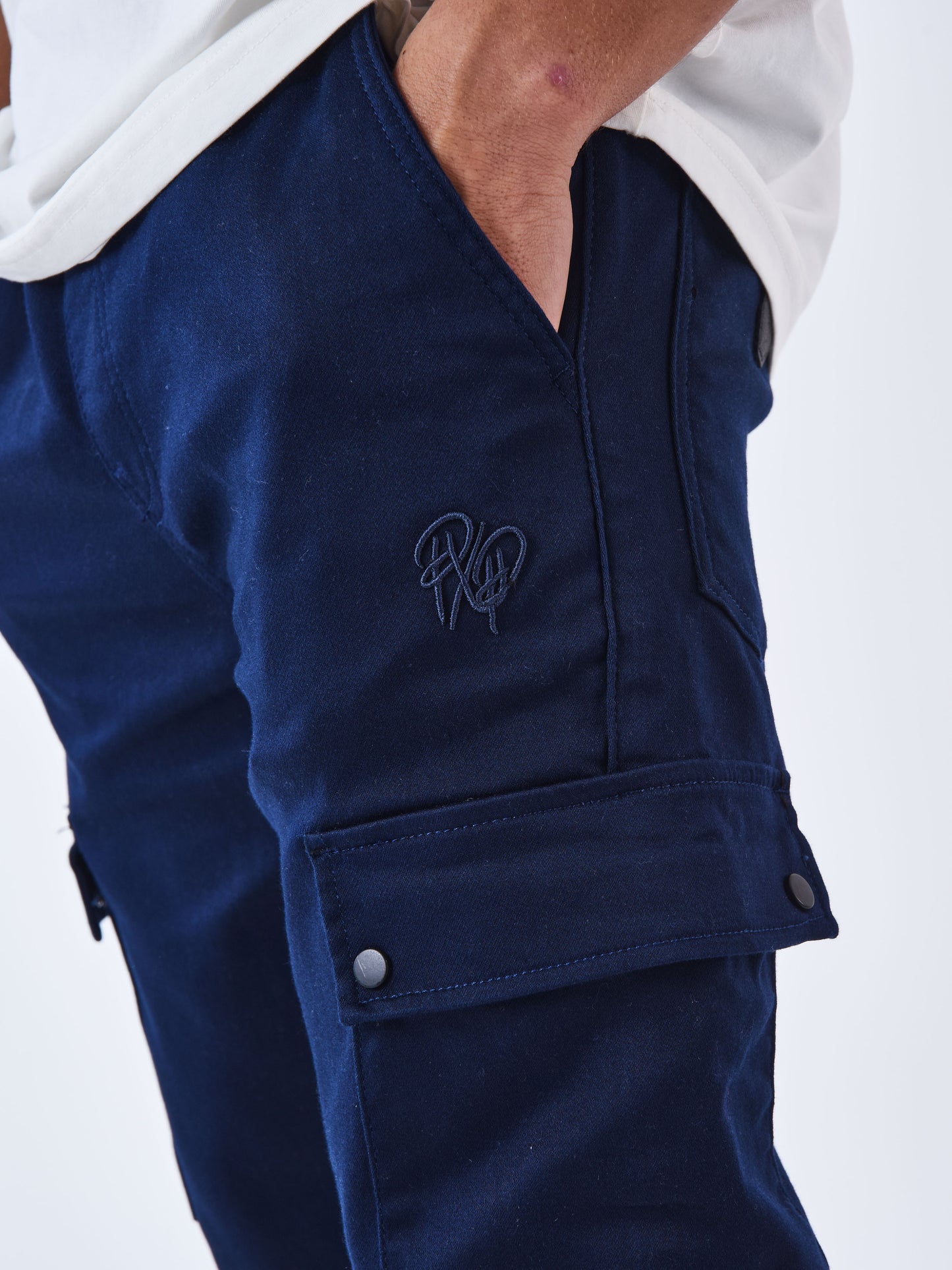 Pantalón cargo multi-bolsillos con ajuste elástico