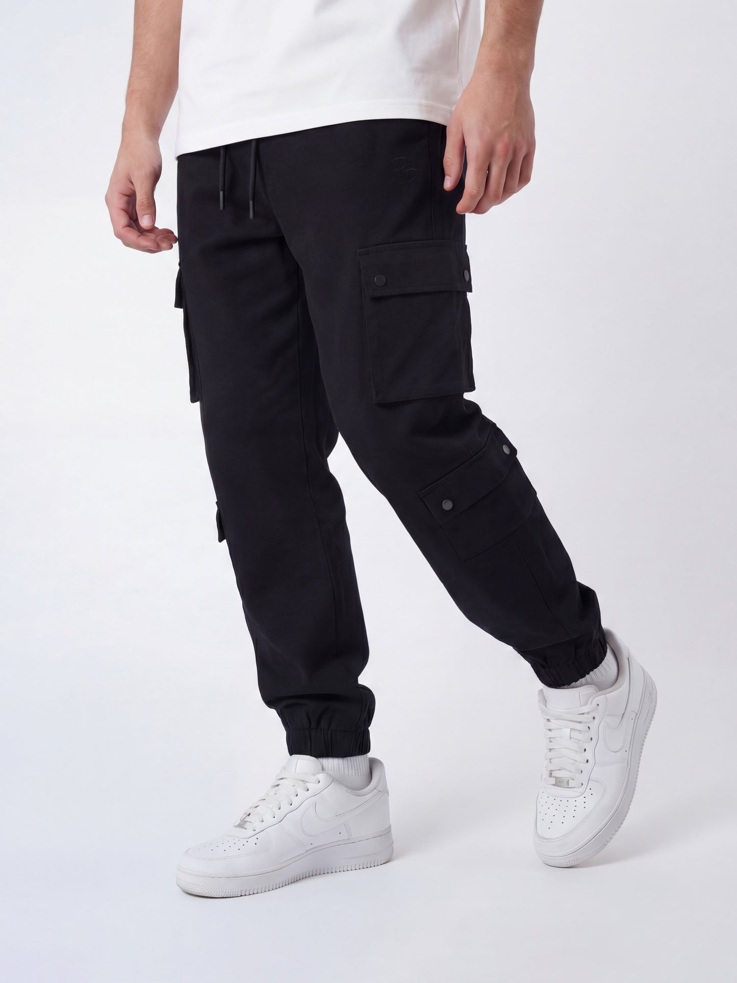 Pantalón cargo multi-bolsillos con ajuste elástico