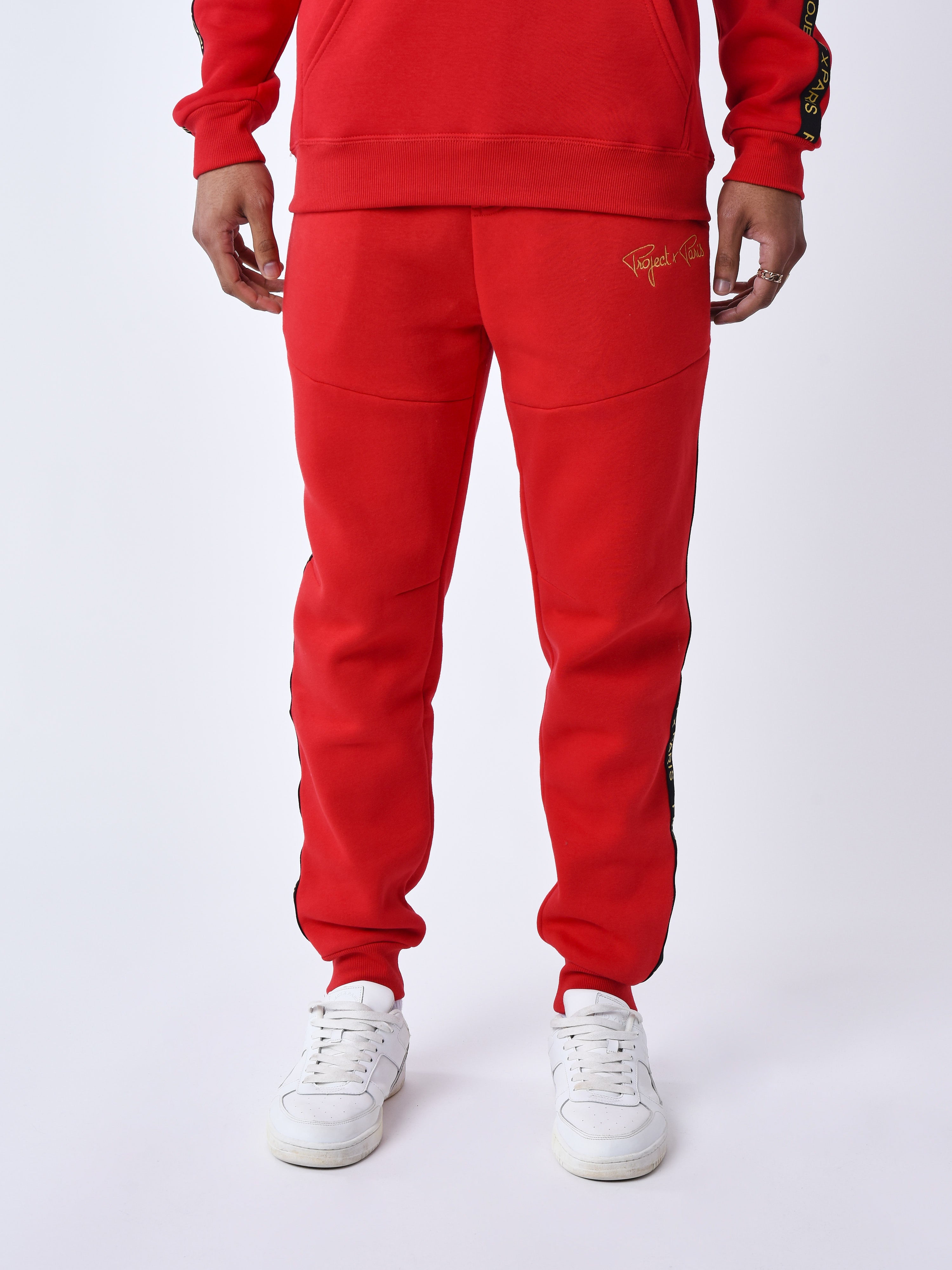 bas-de-jogging-a-bande-brode-rouge-modelshot