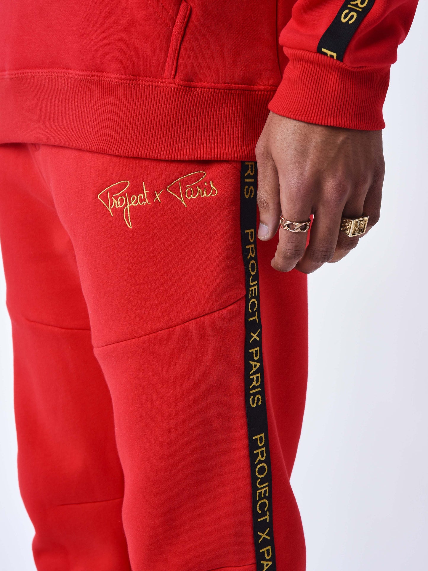 bas-de-jogging-a-bande-brode-rouge