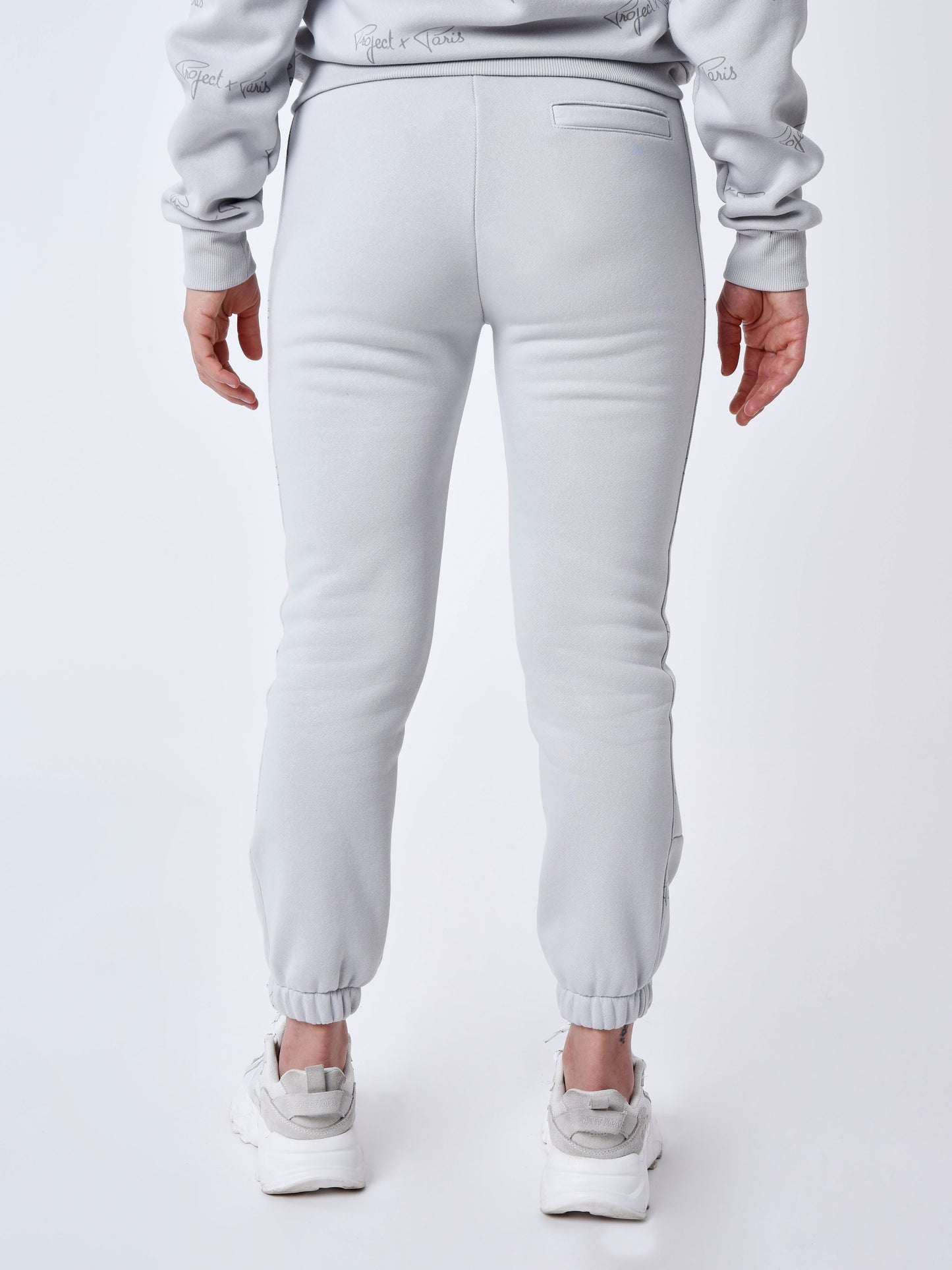 bas-de-jogging-a-bandes-all-over-signature-light-stone-modelshot