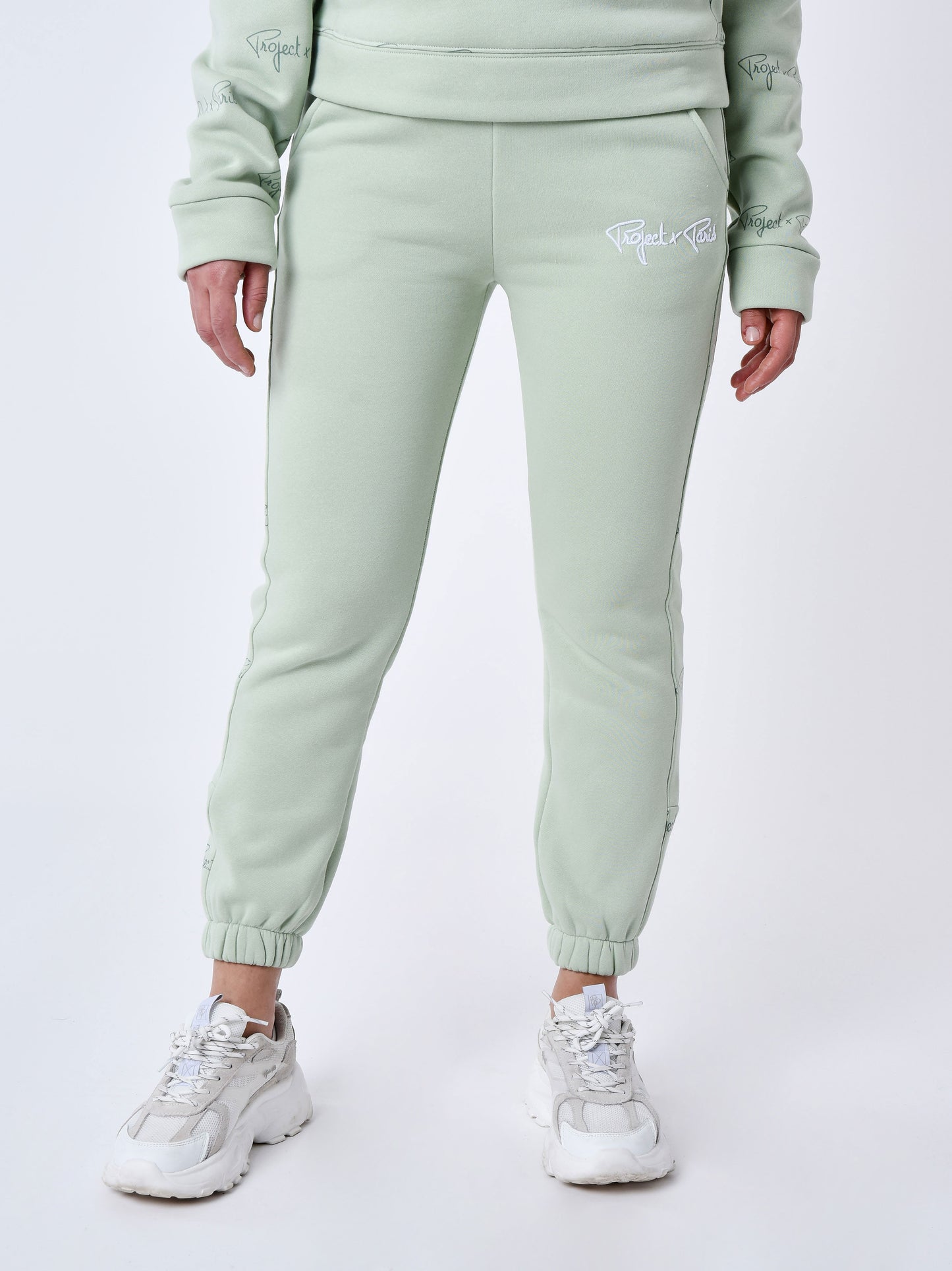 bas-de-jogging-a-bandes-all-over-signature-vert-d-eau-modelshot
