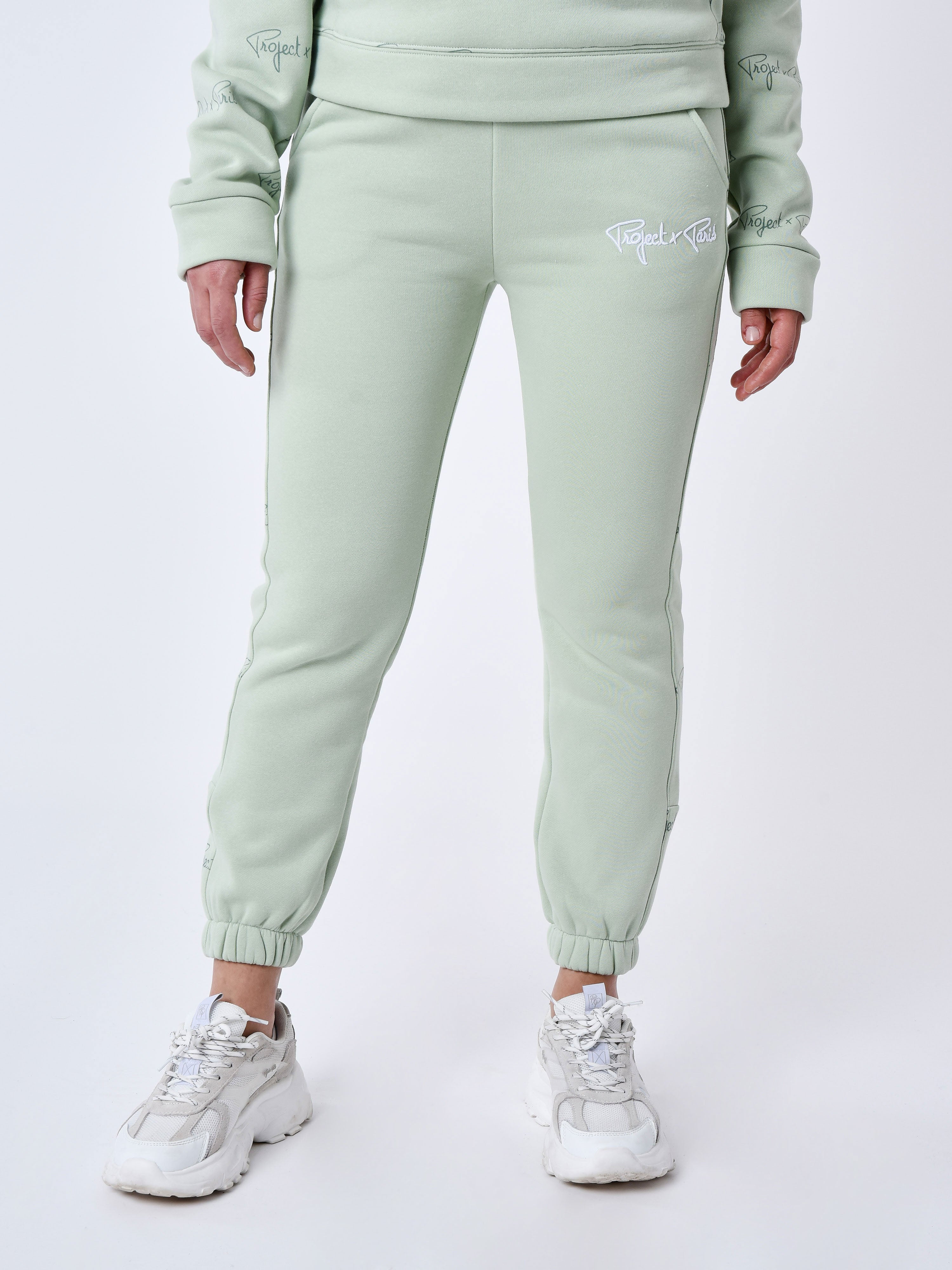 bas-de-jogging-a-bandes-all-over-signature-vert-d-eau-modelshot