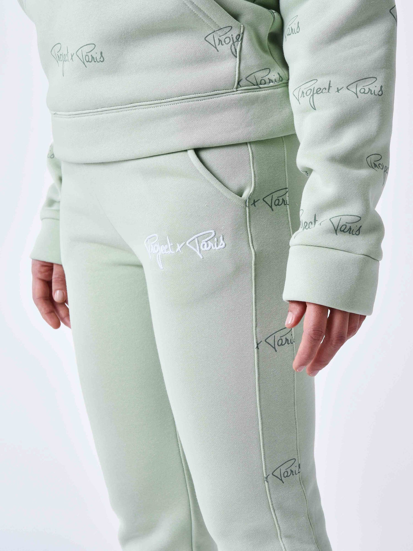 bas-de-jogging-a-bandes-all-over-signature-vert-d-eau-detailshot