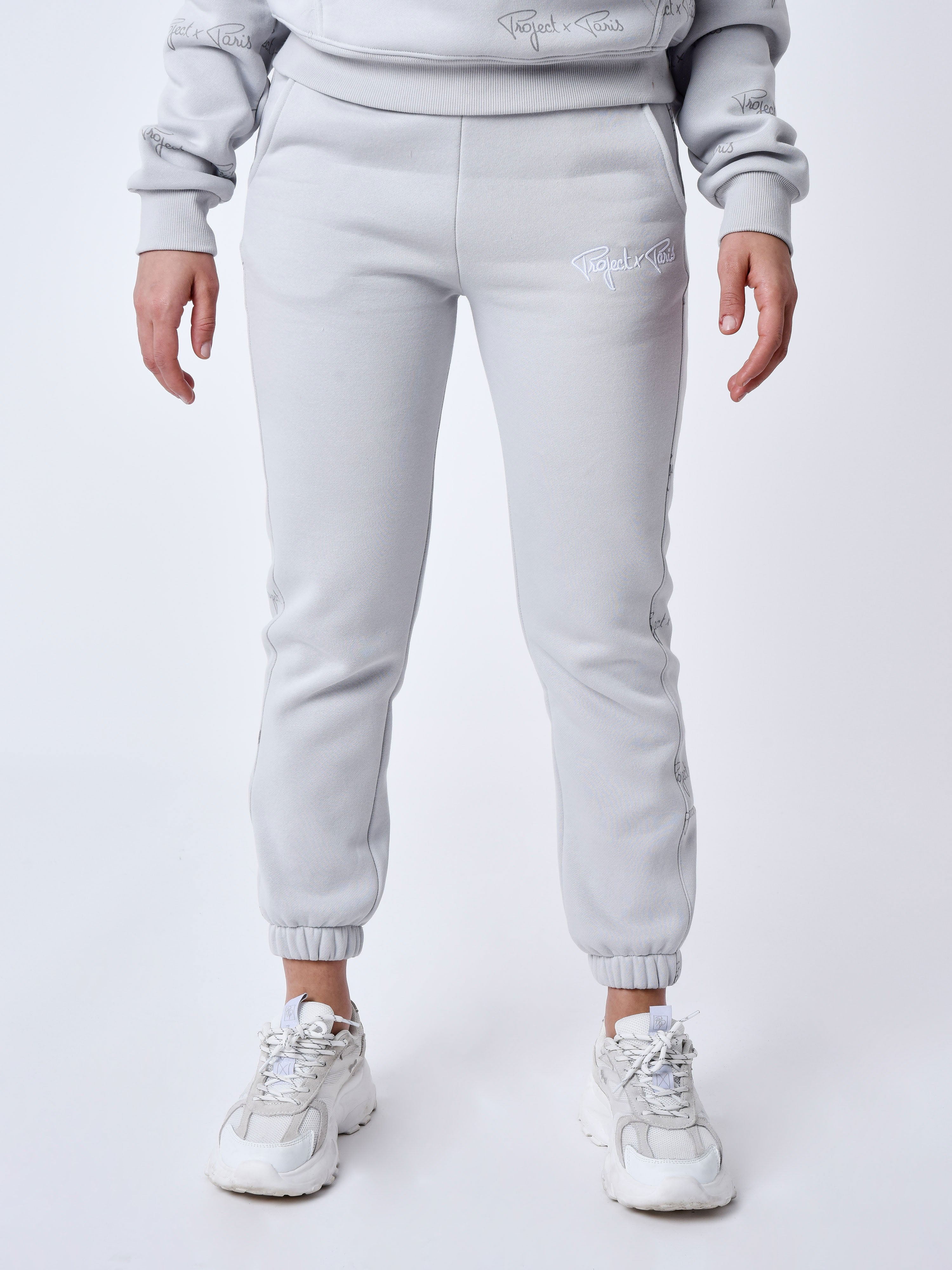 bas-de-jogging-a-bandes-all-over-signature-light-stone-modelshot