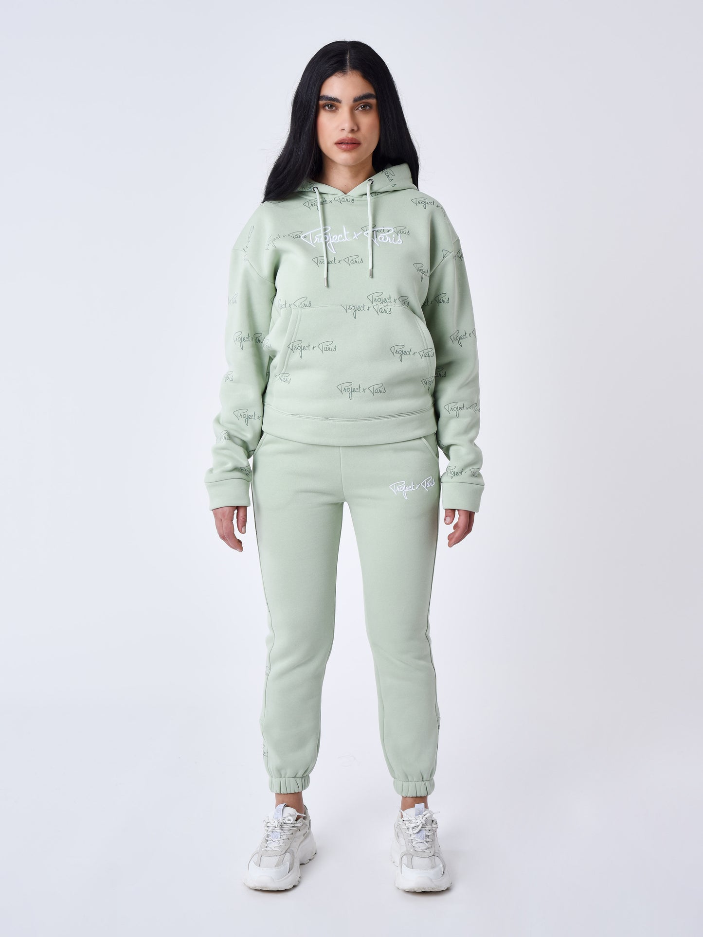 bas-de-jogging-a-bandes-all-over-signature-vert-d-eau-modelshot