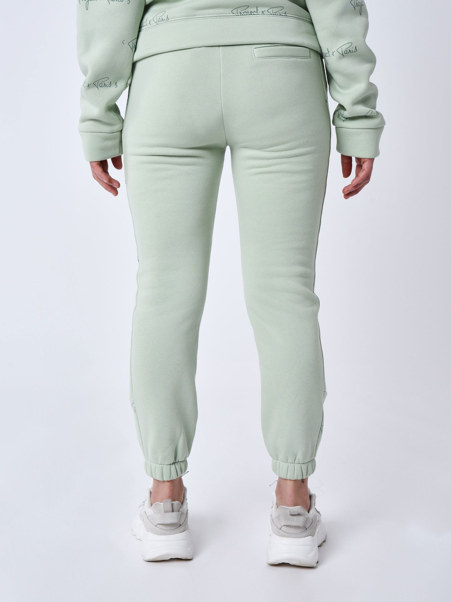 bas-de-jogging-a-bandes-all-over-signature-vert-d-eau-modelshot