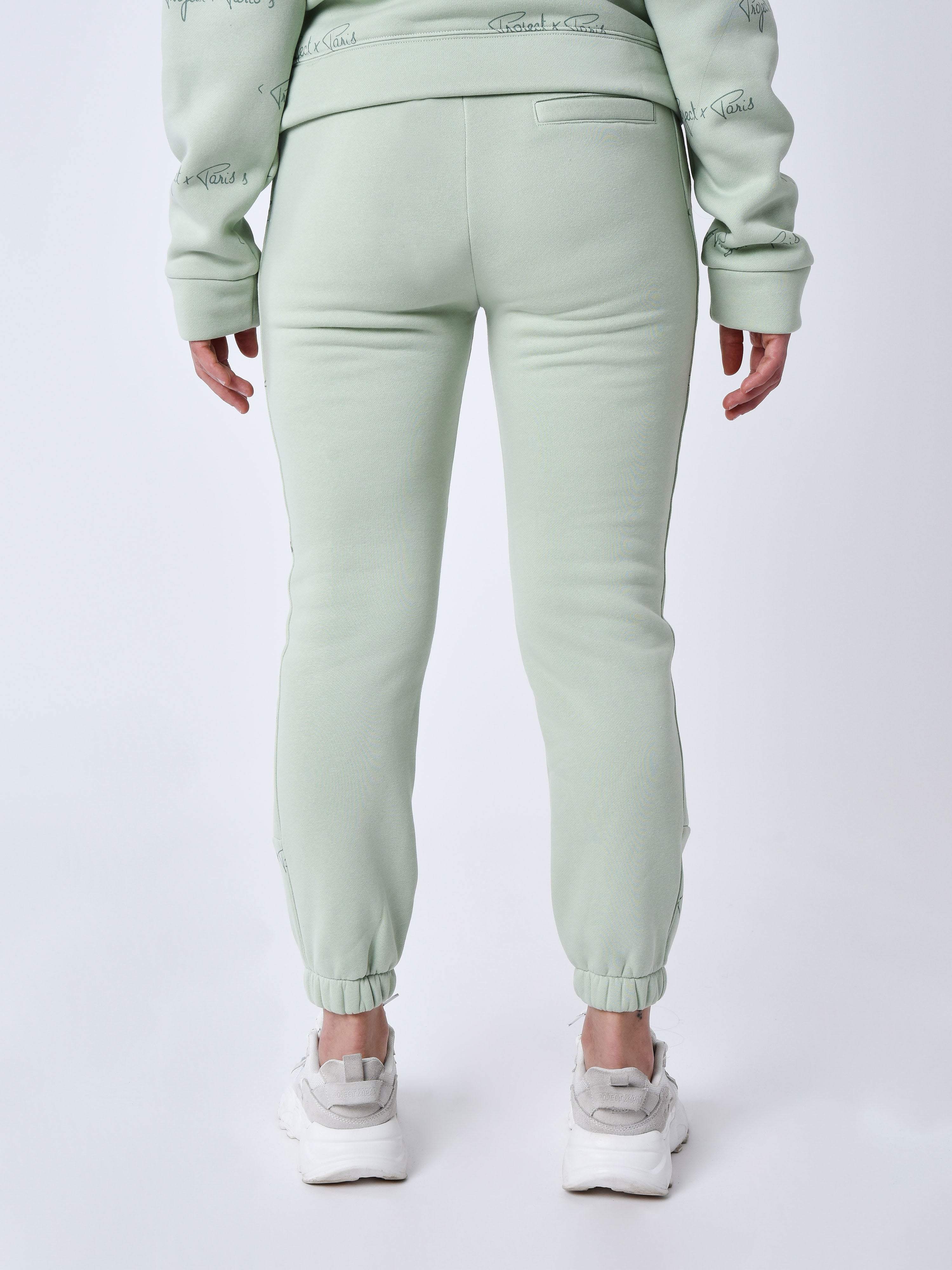 bas-de-jogging-a-bandes-all-over-signature-vert-d-eau-modelshot