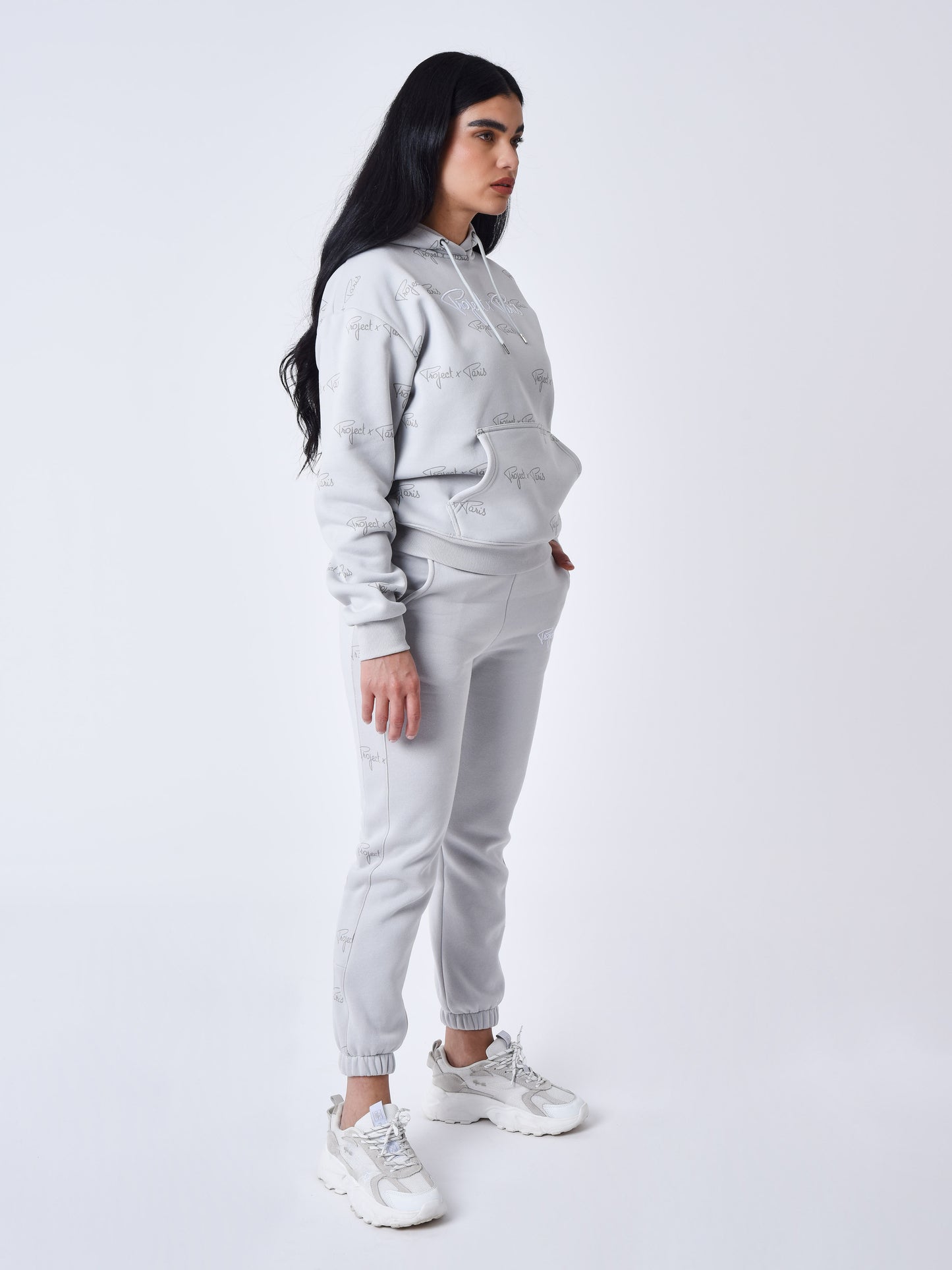 bas-de-jogging-a-bandes-all-over-signature-light-stone-modelshot