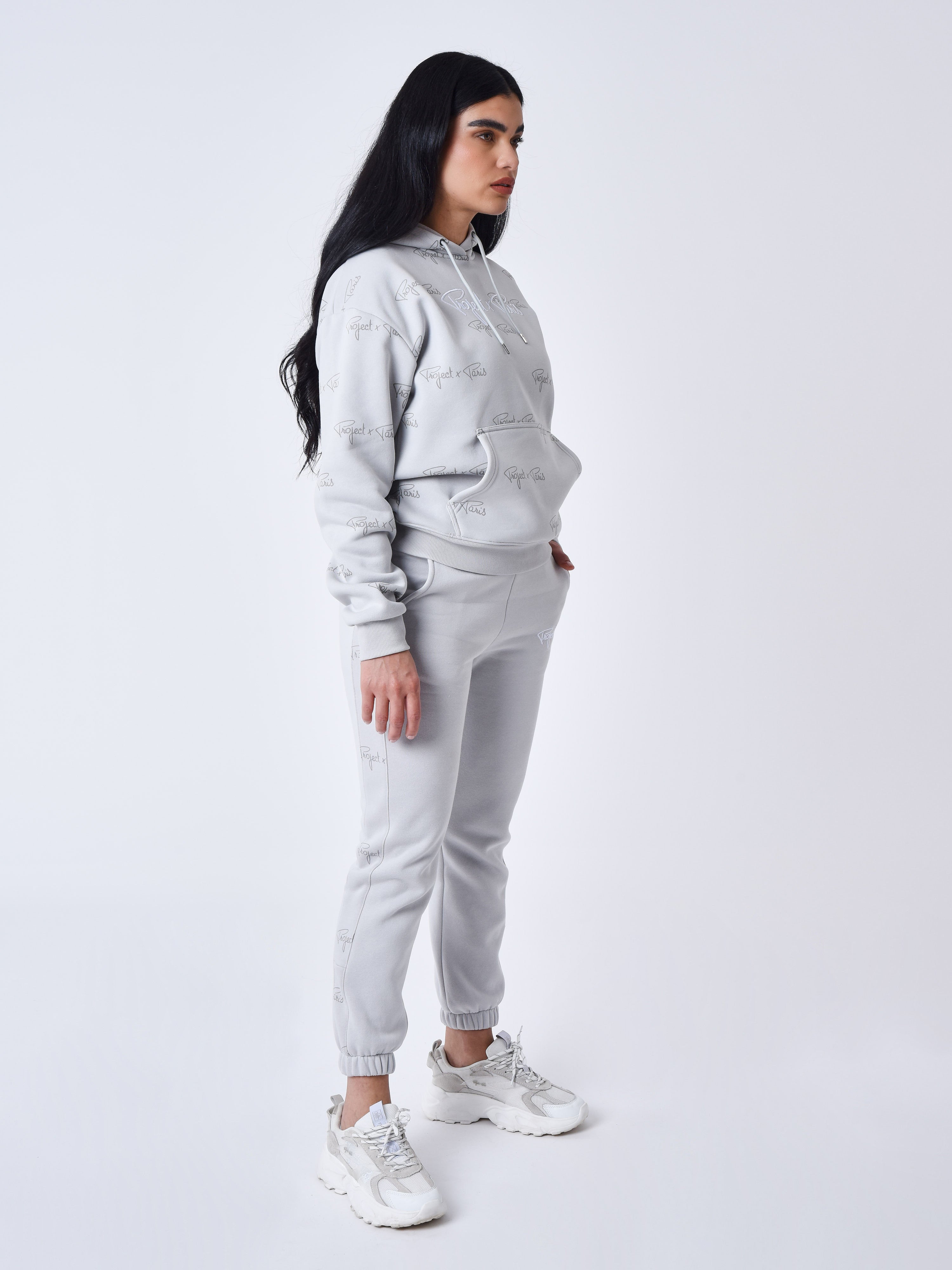 bas-de-jogging-a-bandes-all-over-signature-light-stone-modelshot