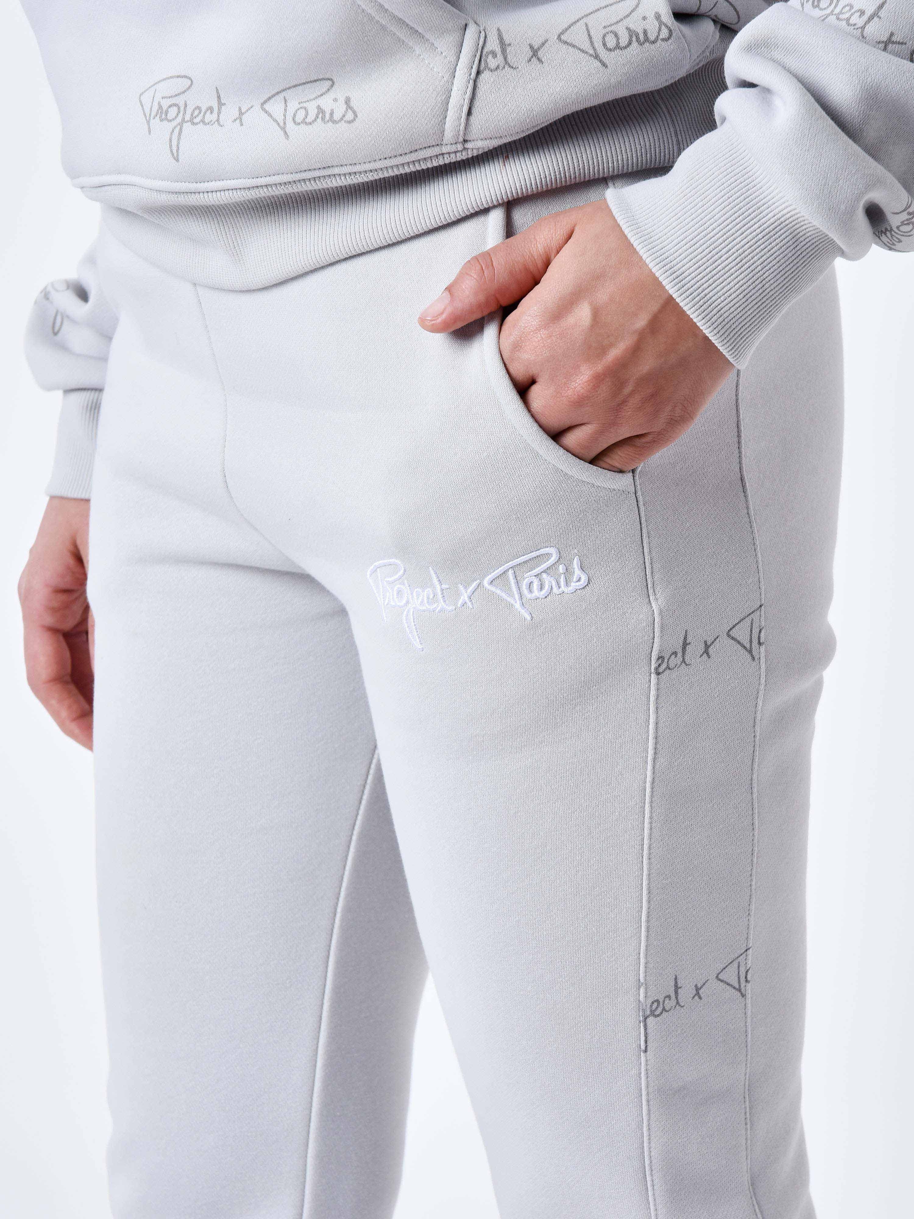 bas-de-jogging-a-bandes-all-over-signature-light-stone-detailshot