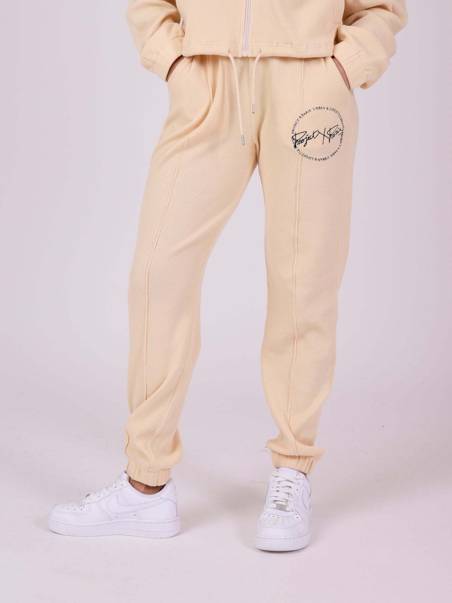 bas-de-jogging-effet-nid-d-abeille-ivoire-modelshot