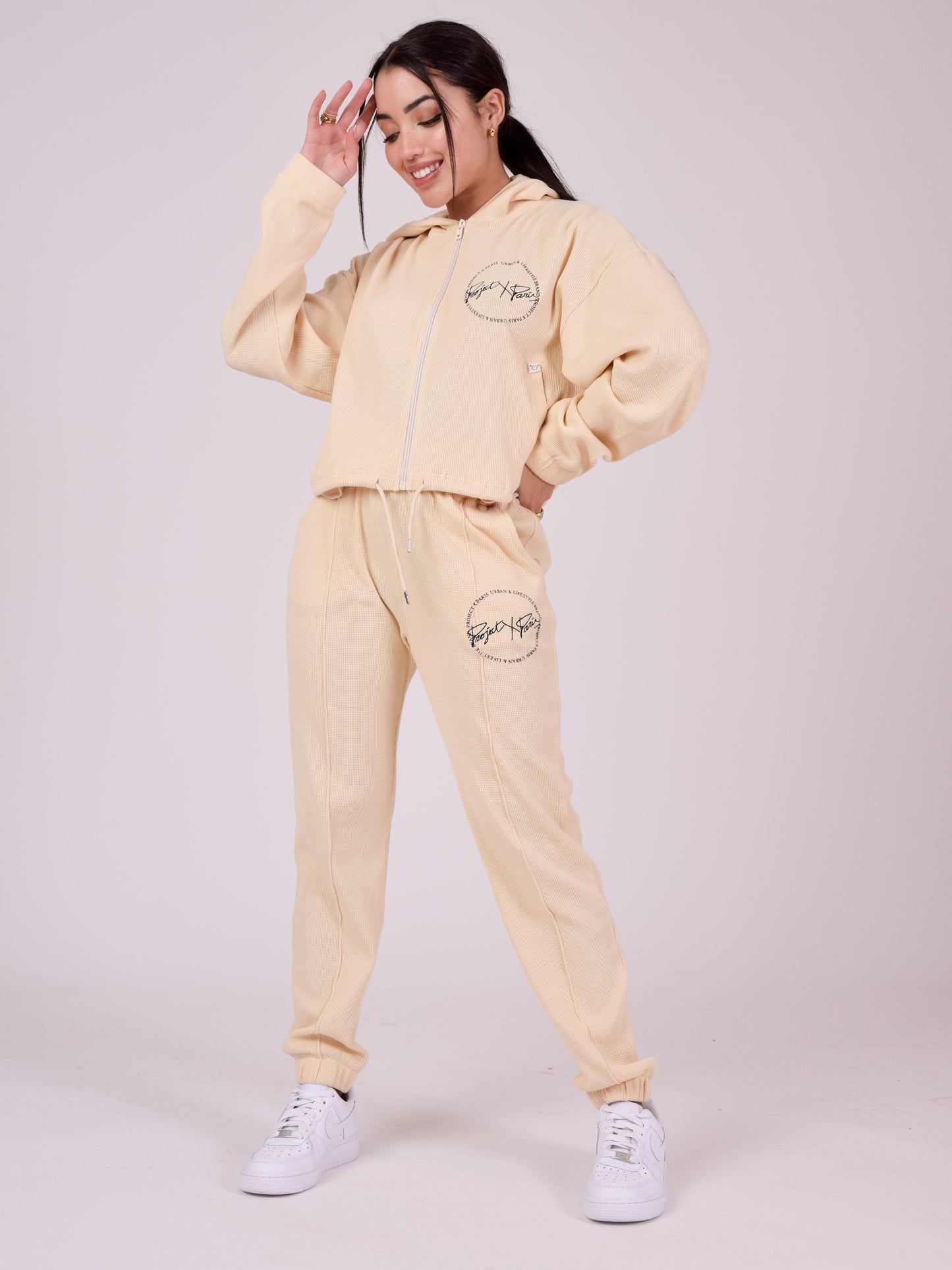 bas-de-jogging-effet-nid-d-abeille-ivoire-modelshot