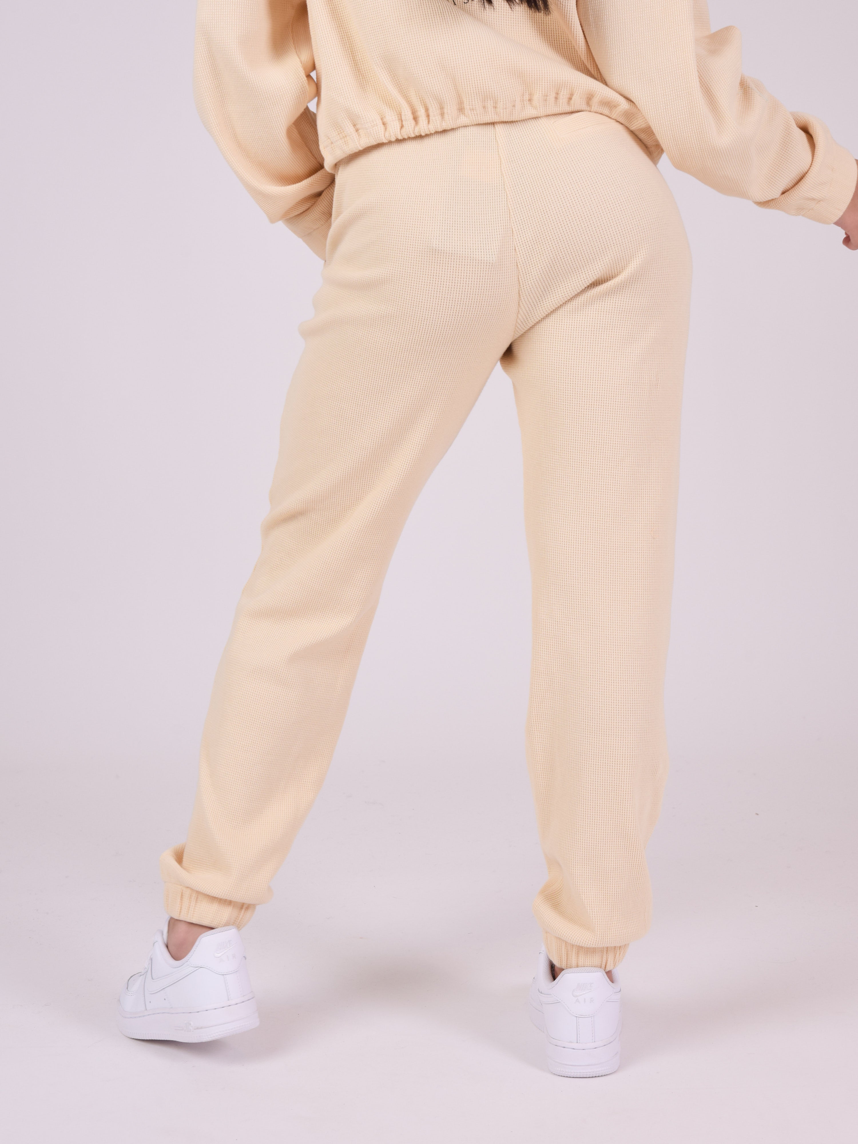 bas-de-jogging-effet-nid-d-abeille-ivoire-modelshot