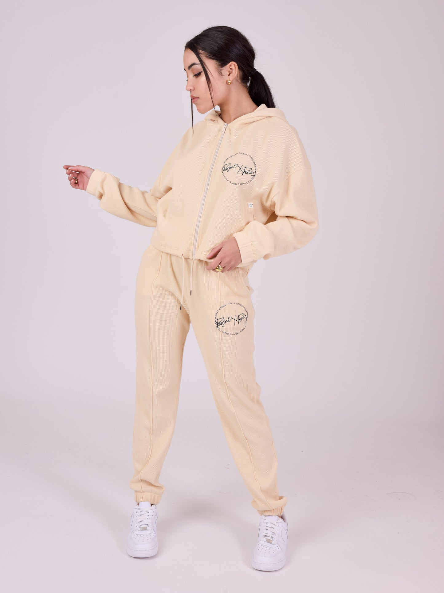 bas-de-jogging-effet-nid-d-abeille-ivoire-modelshot