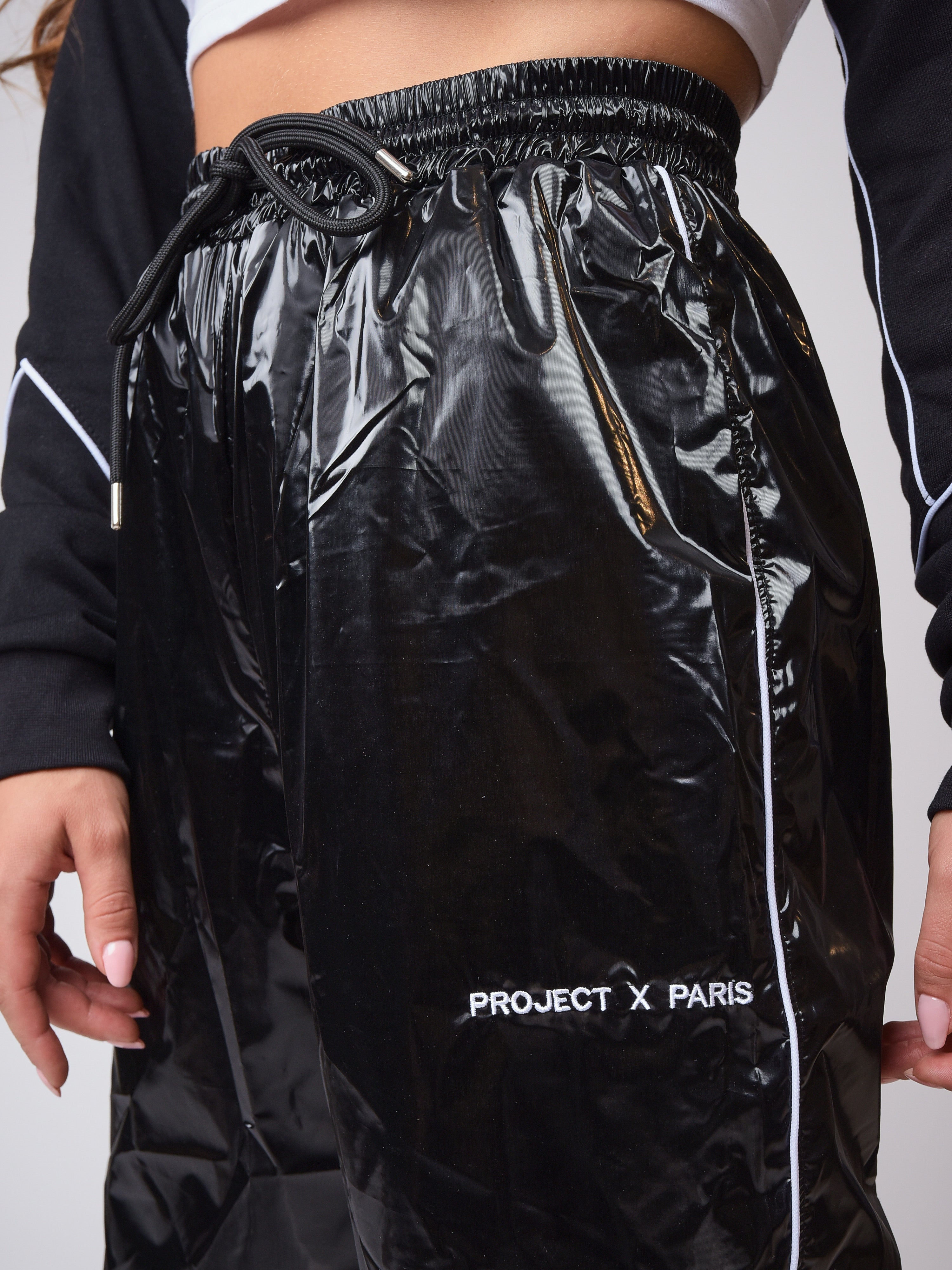 bas-de-jogging-effet-vinyle-f204032-noir-modelshot