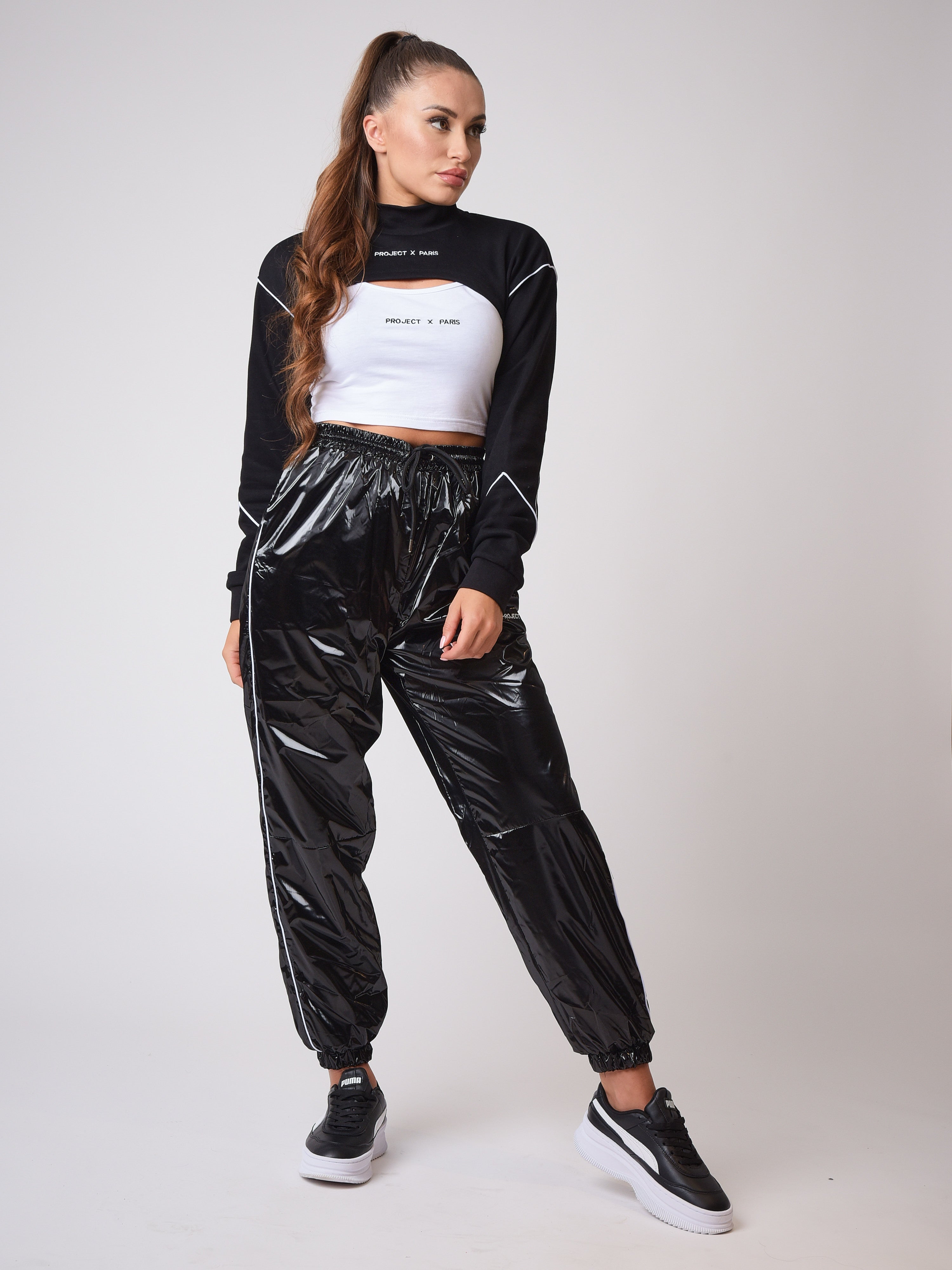 bas-de-jogging-effet-vinyle-f204032-noir-modelshot