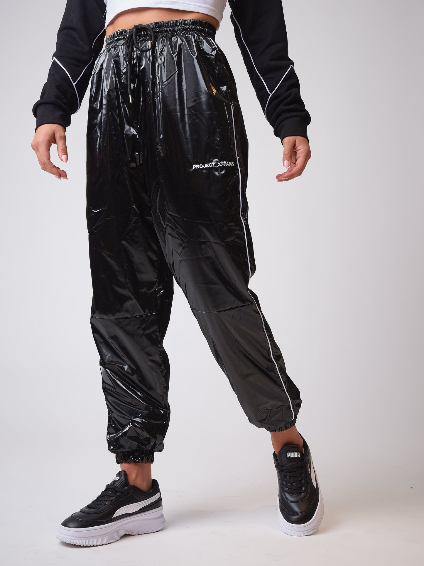 bas-de-jogging-effet-vinyle-f204032-noir-modelshot
