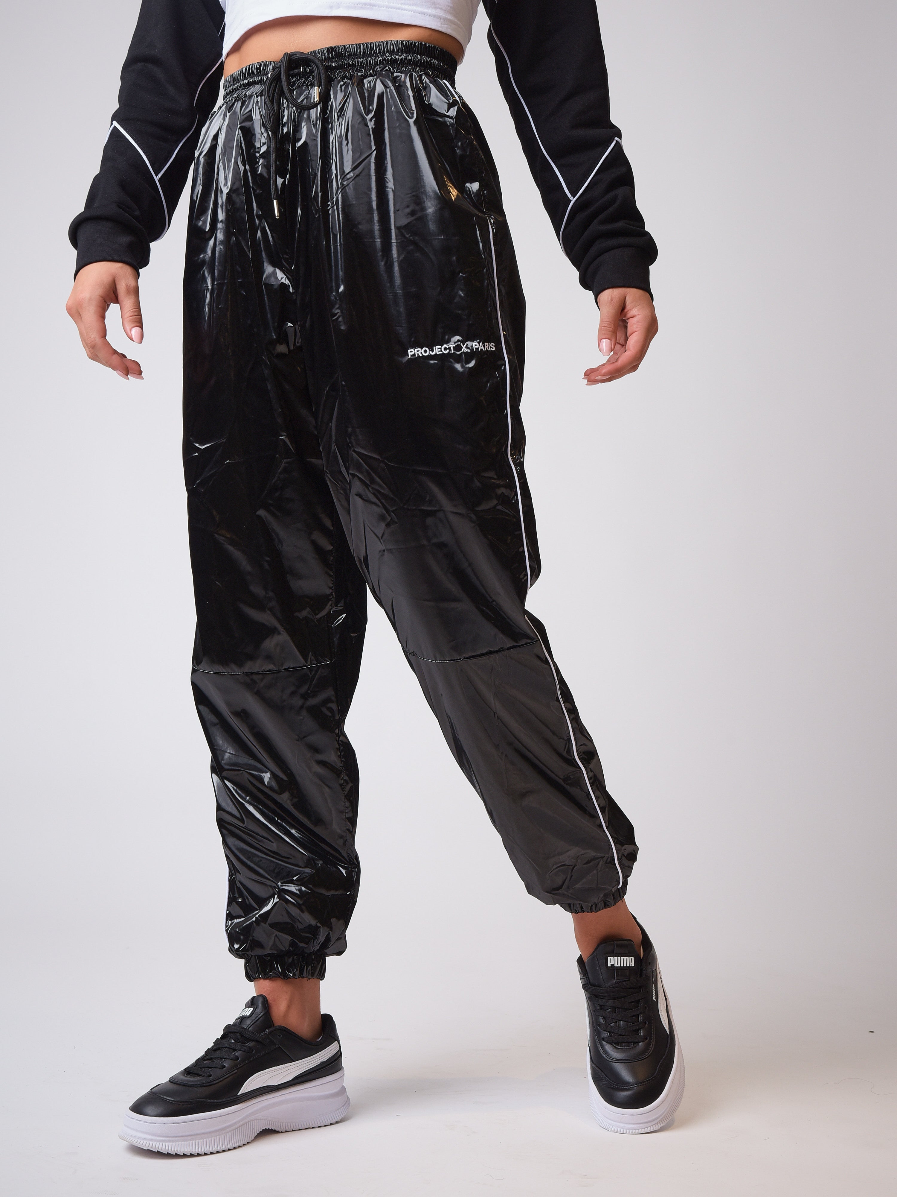 bas-de-jogging-effet-vinyle-f204032-noir-modelshot