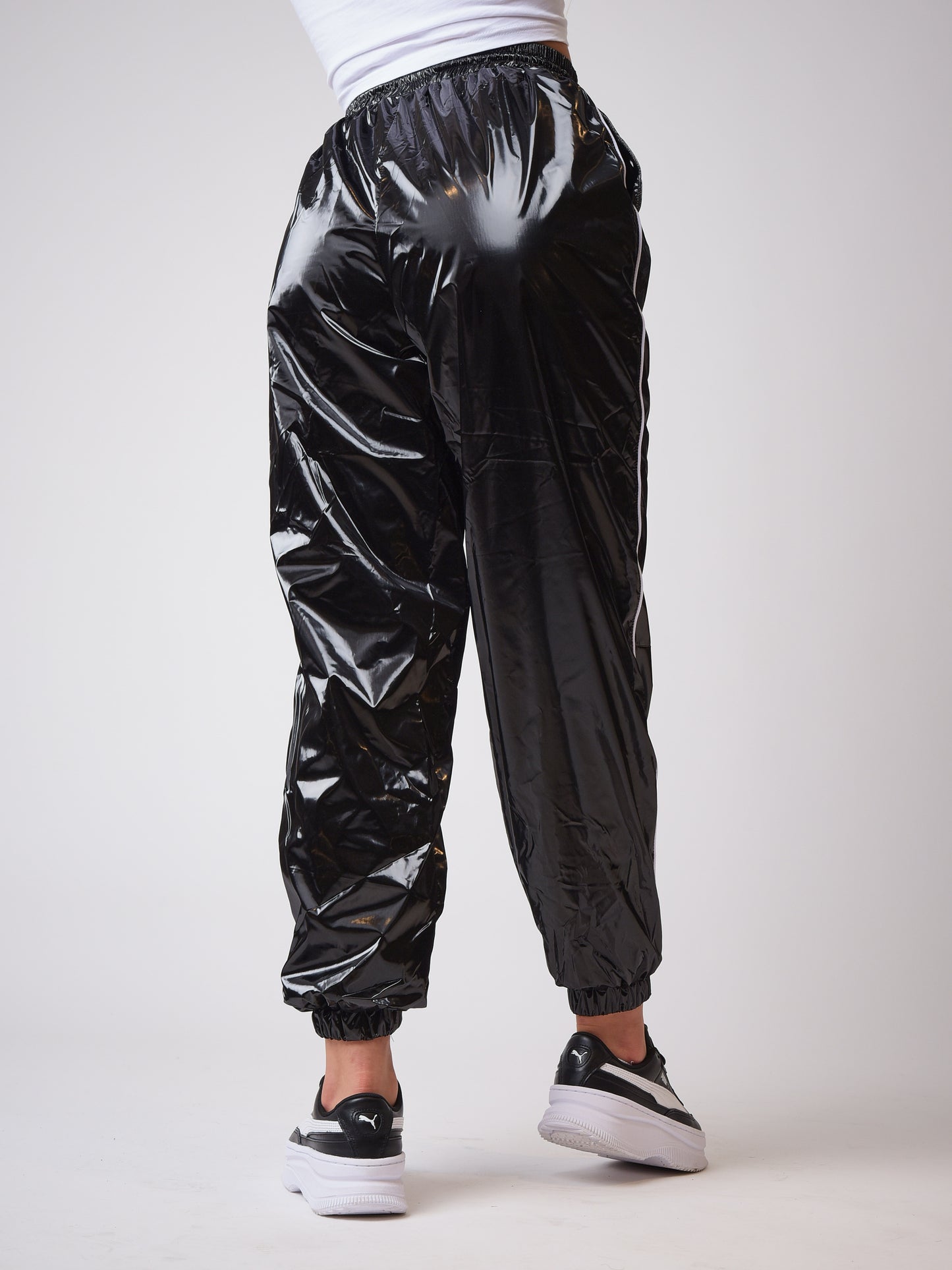 bas-de-jogging-effet-vinyle-f204032-noir-modelshot