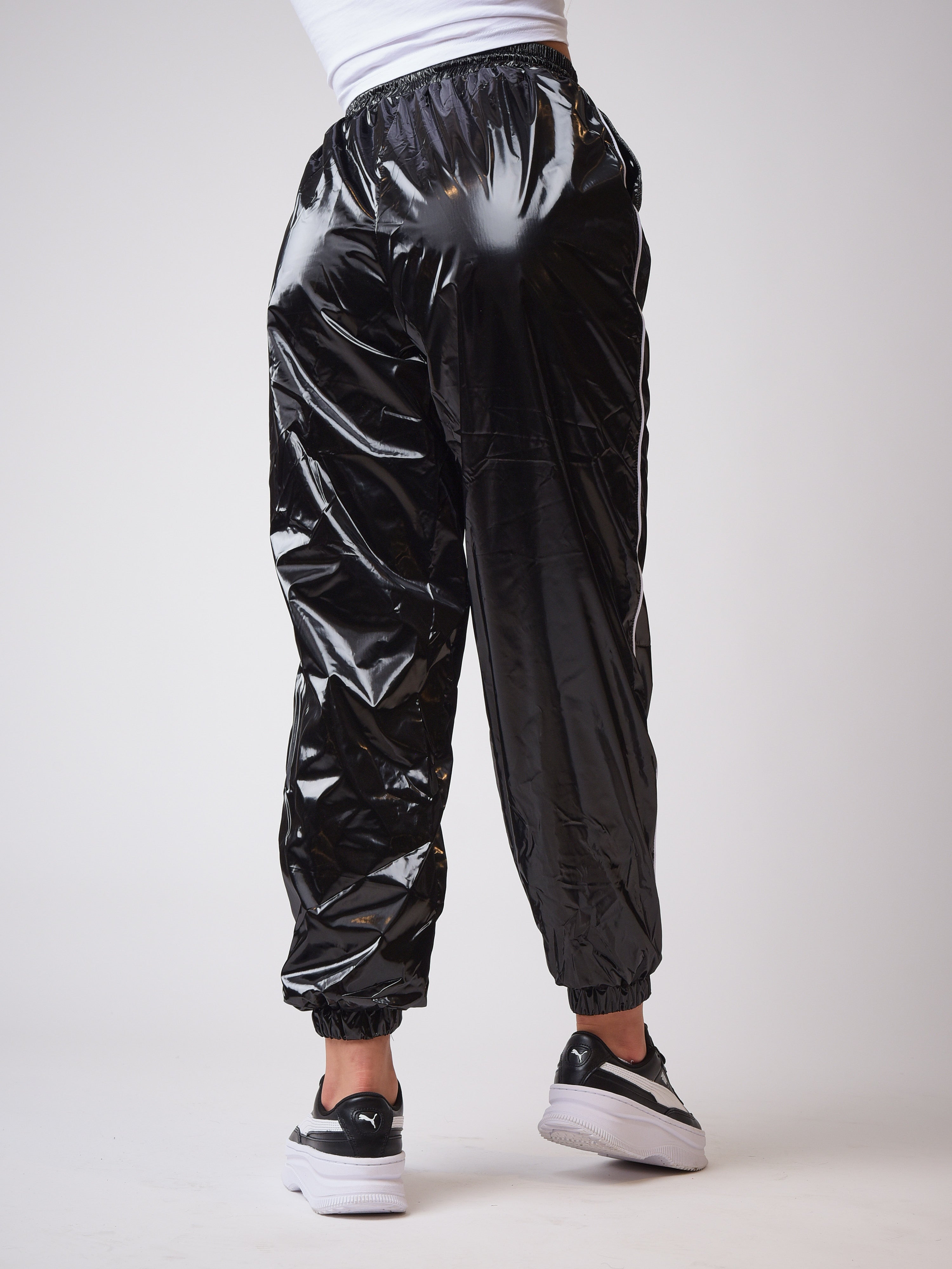 bas-de-jogging-effet-vinyle-f204032-noir-modelshot