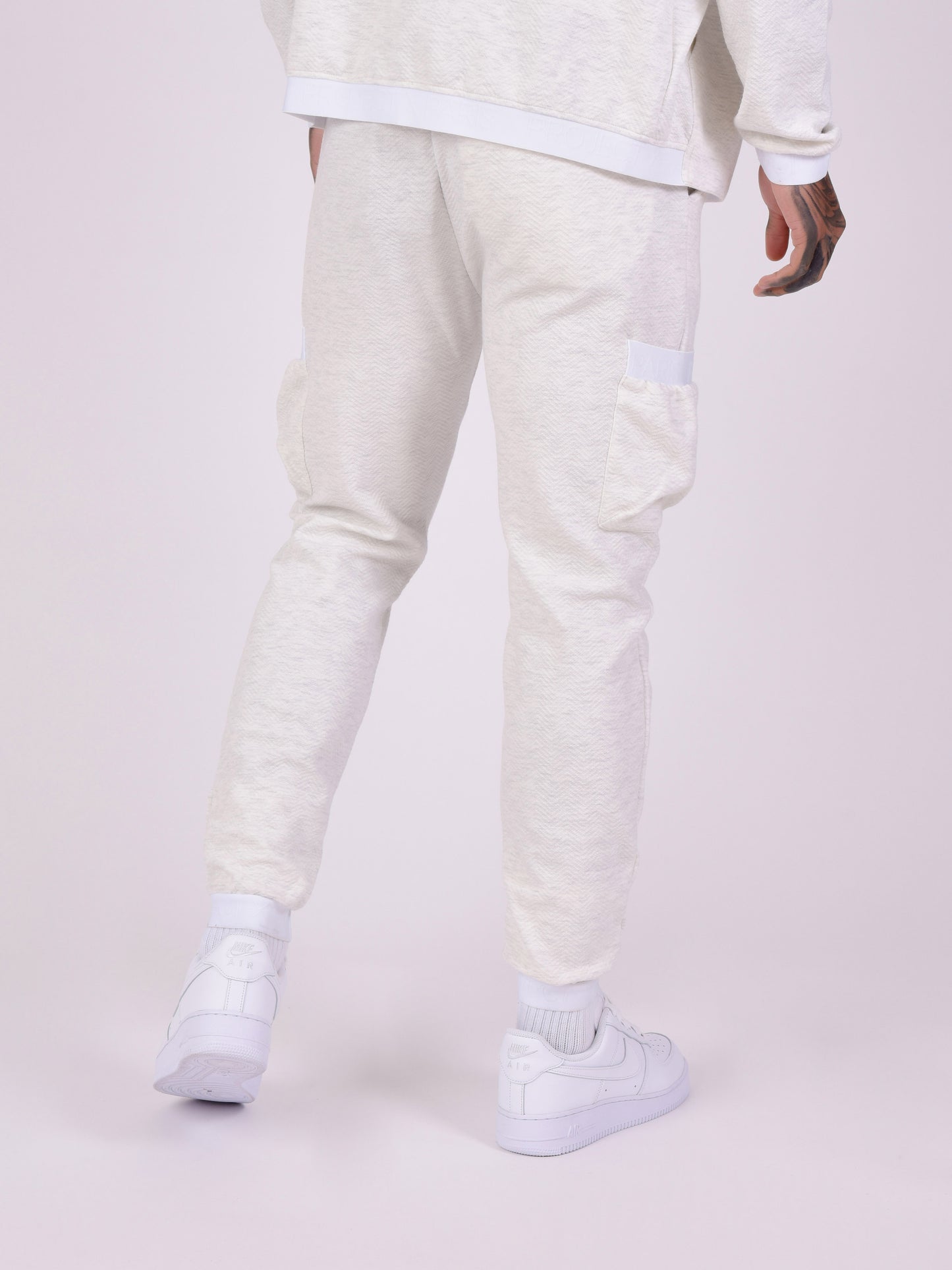 bas-de-jogging-en-tissus-texture-et-details-elastique-sport-blanc