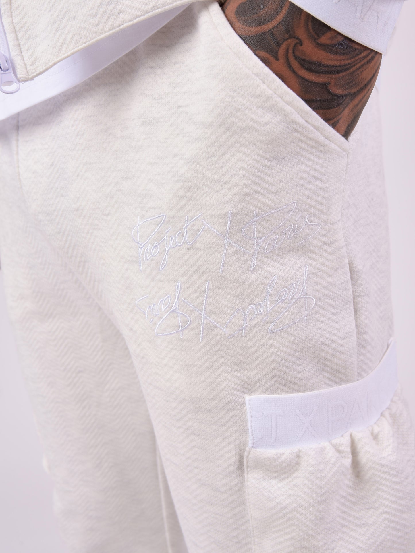 bas-de-jogging-en-tissus-texture-et-details-elastique-sport-blanc