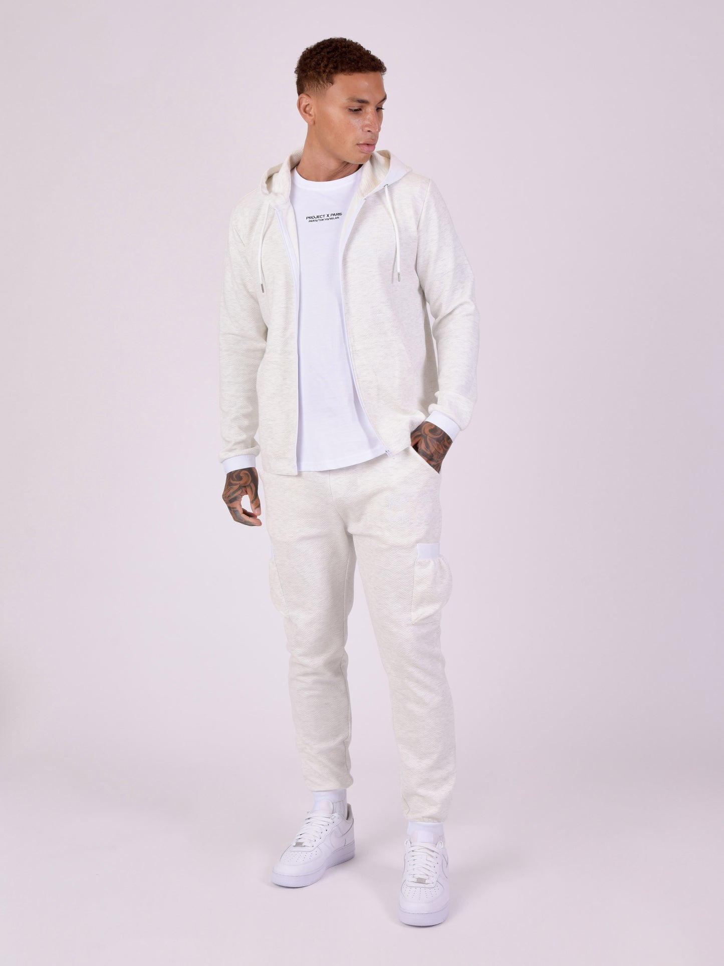 bas-de-jogging-en-tissus-texture-et-details-elastique-sport-blanc