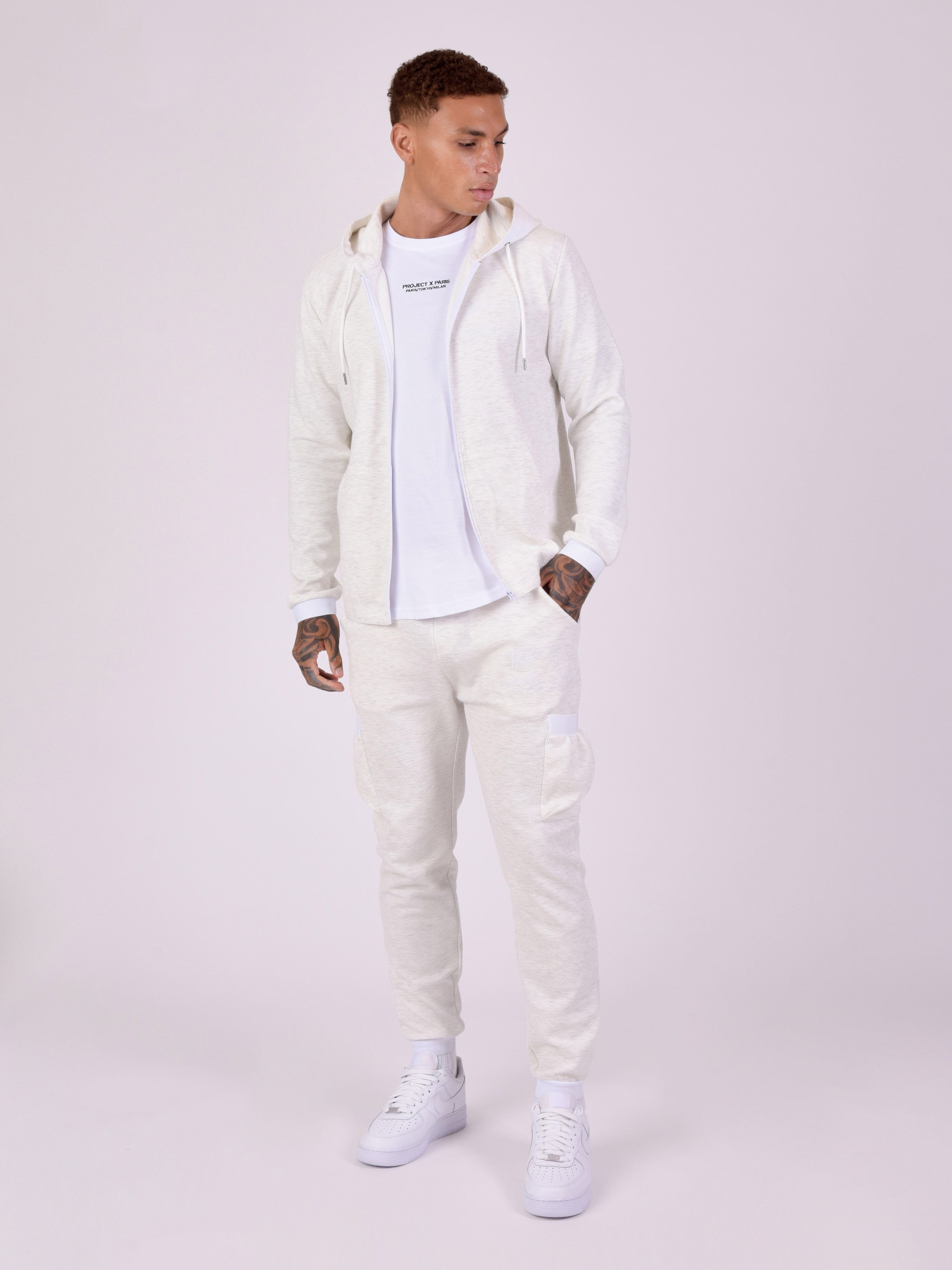 bas-de-jogging-en-tissus-texture-et-details-elastique-sport-blanc