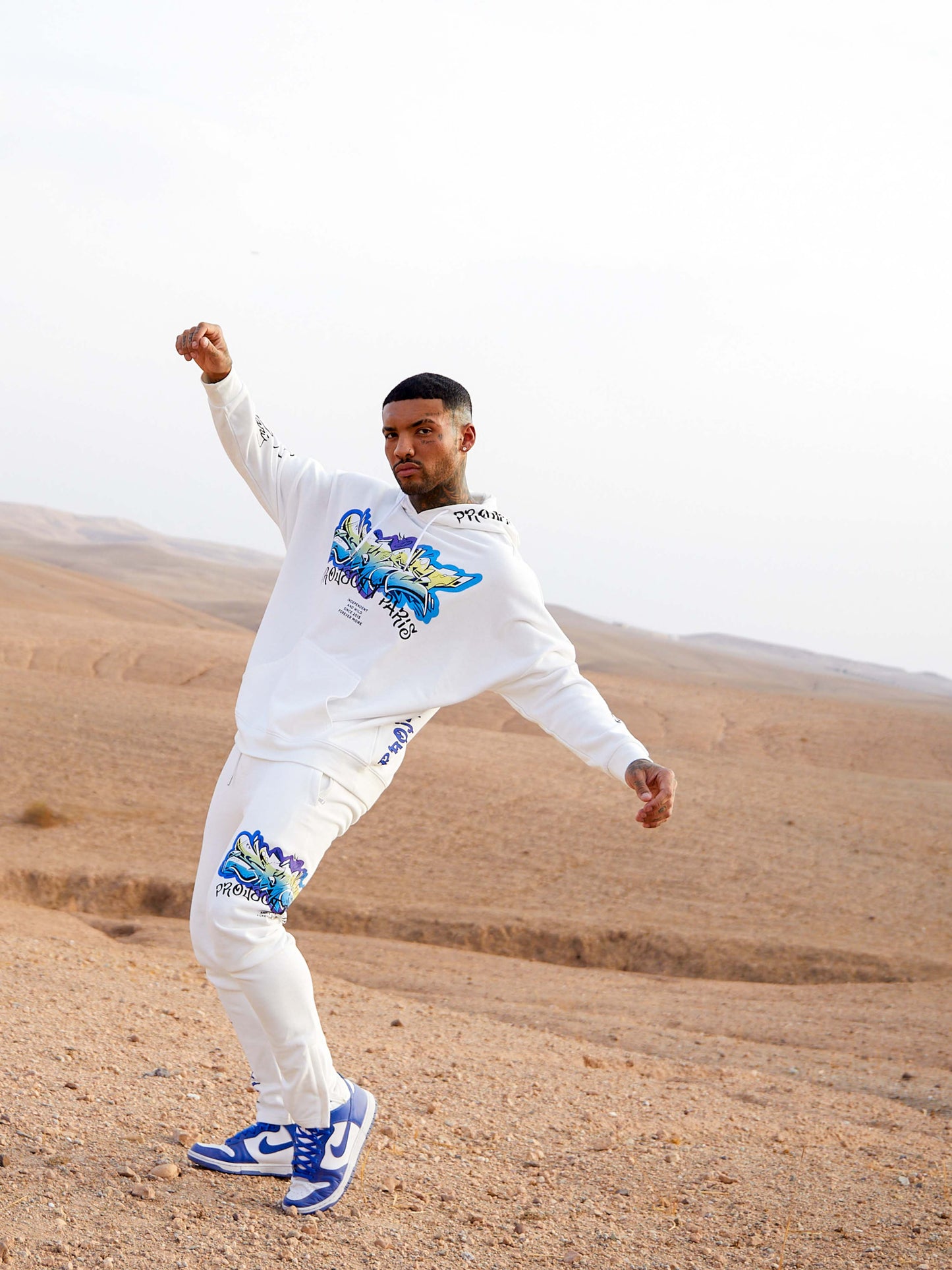 bas-de-jogging-imprime-street-art-blanc-modelshot