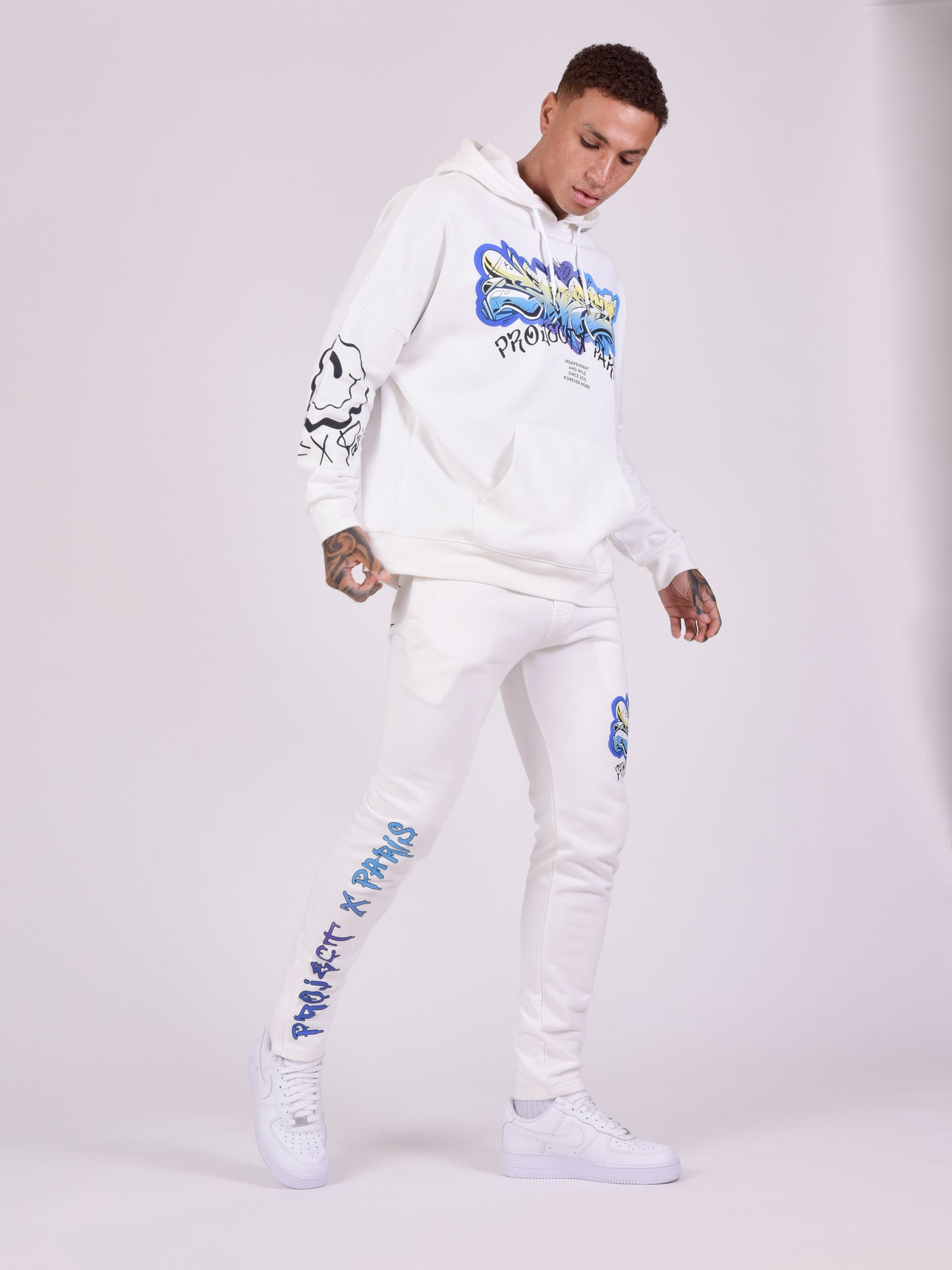 bas-de-jogging-imprime-street-art-blanc-modelshot