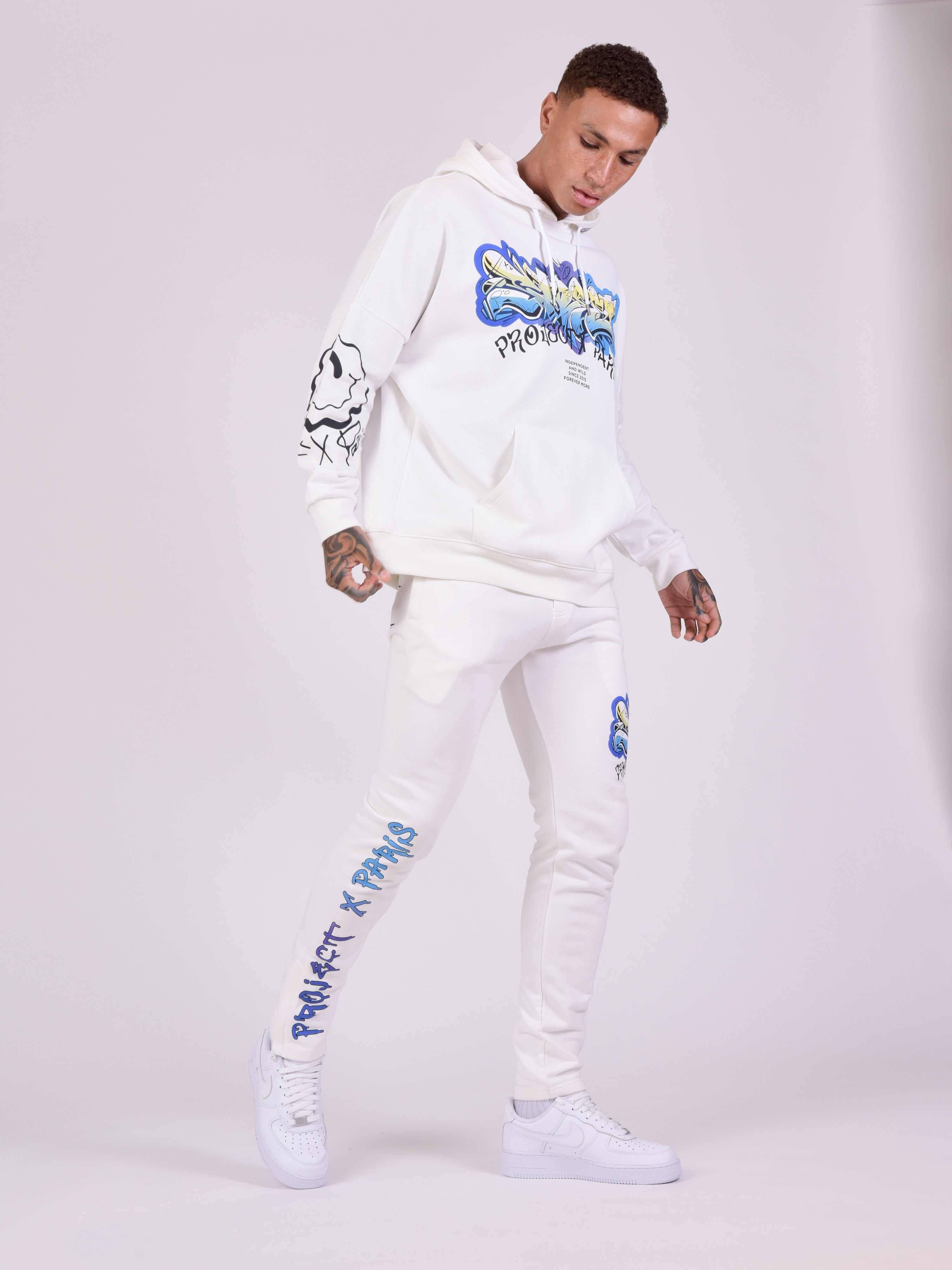 bas-de-jogging-imprime-street-art-blanc-modelshot
