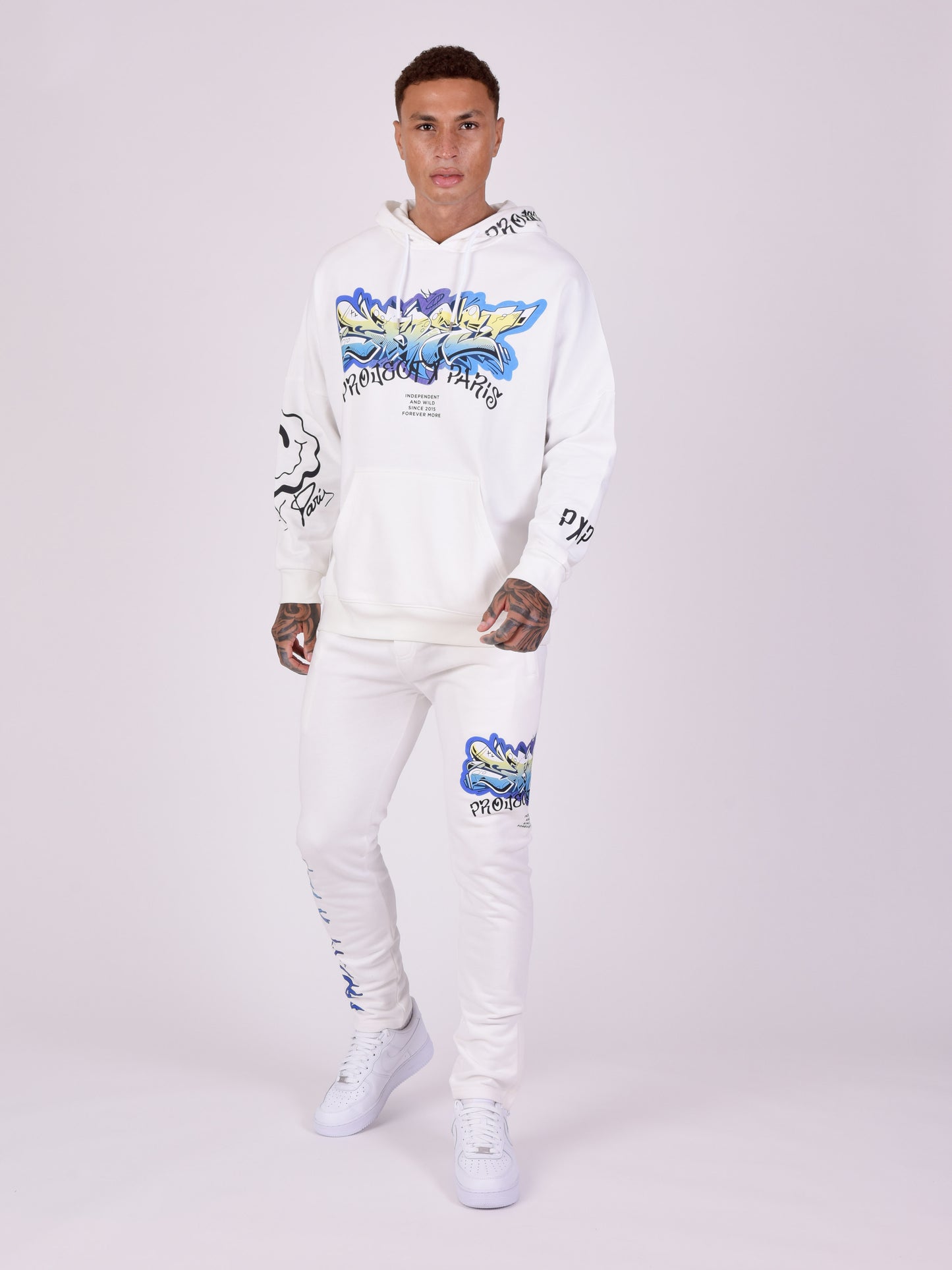 bas-de-jogging-imprime-street-art-blanc-modelshot