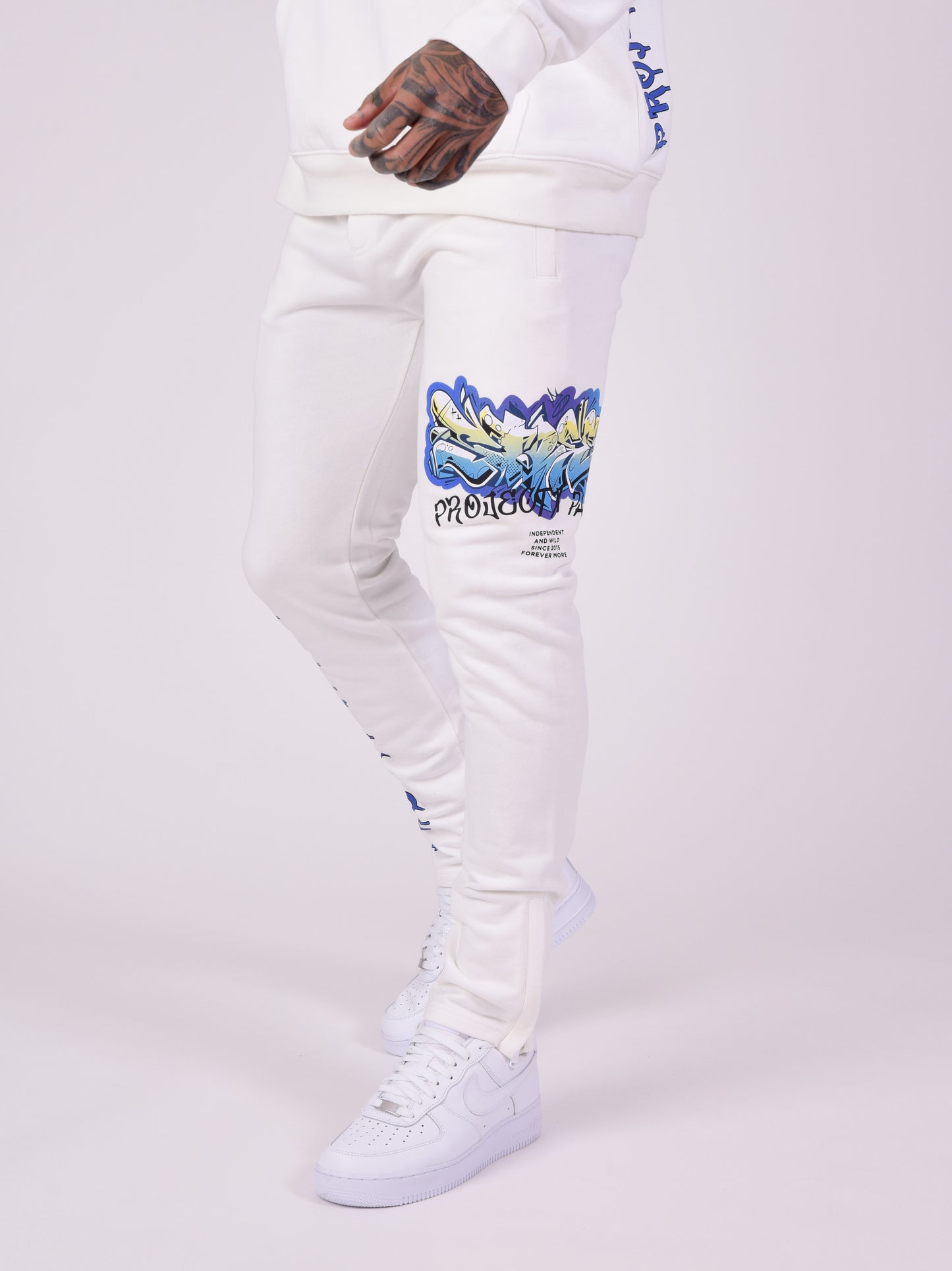 bas-de-jogging-imprime-street-art-blanc-modelshot