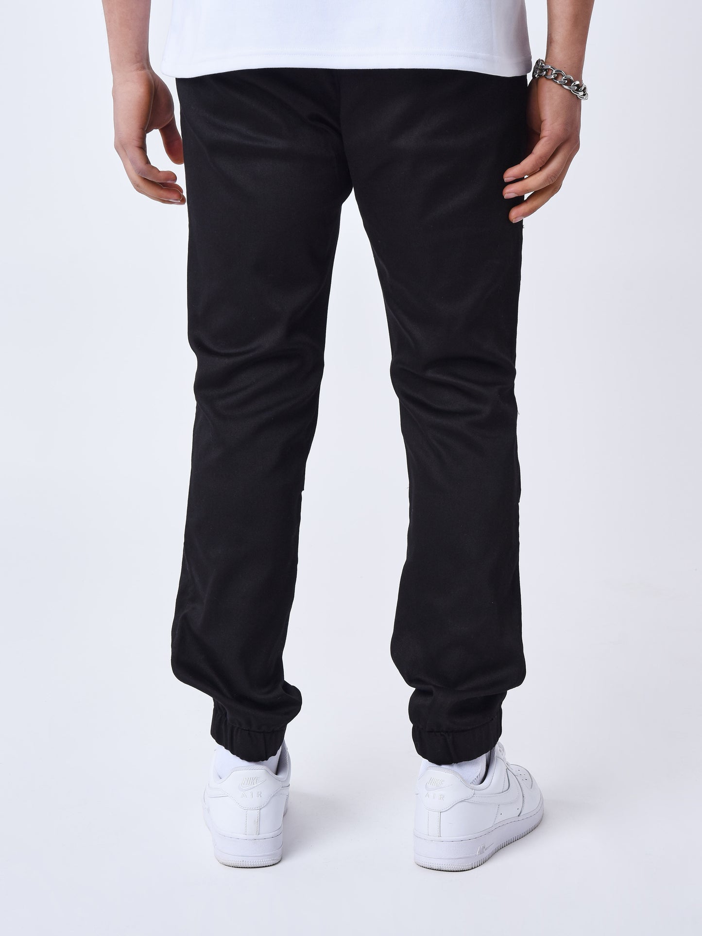 bas-de-jogging-parachute-basique-noir-modelshot